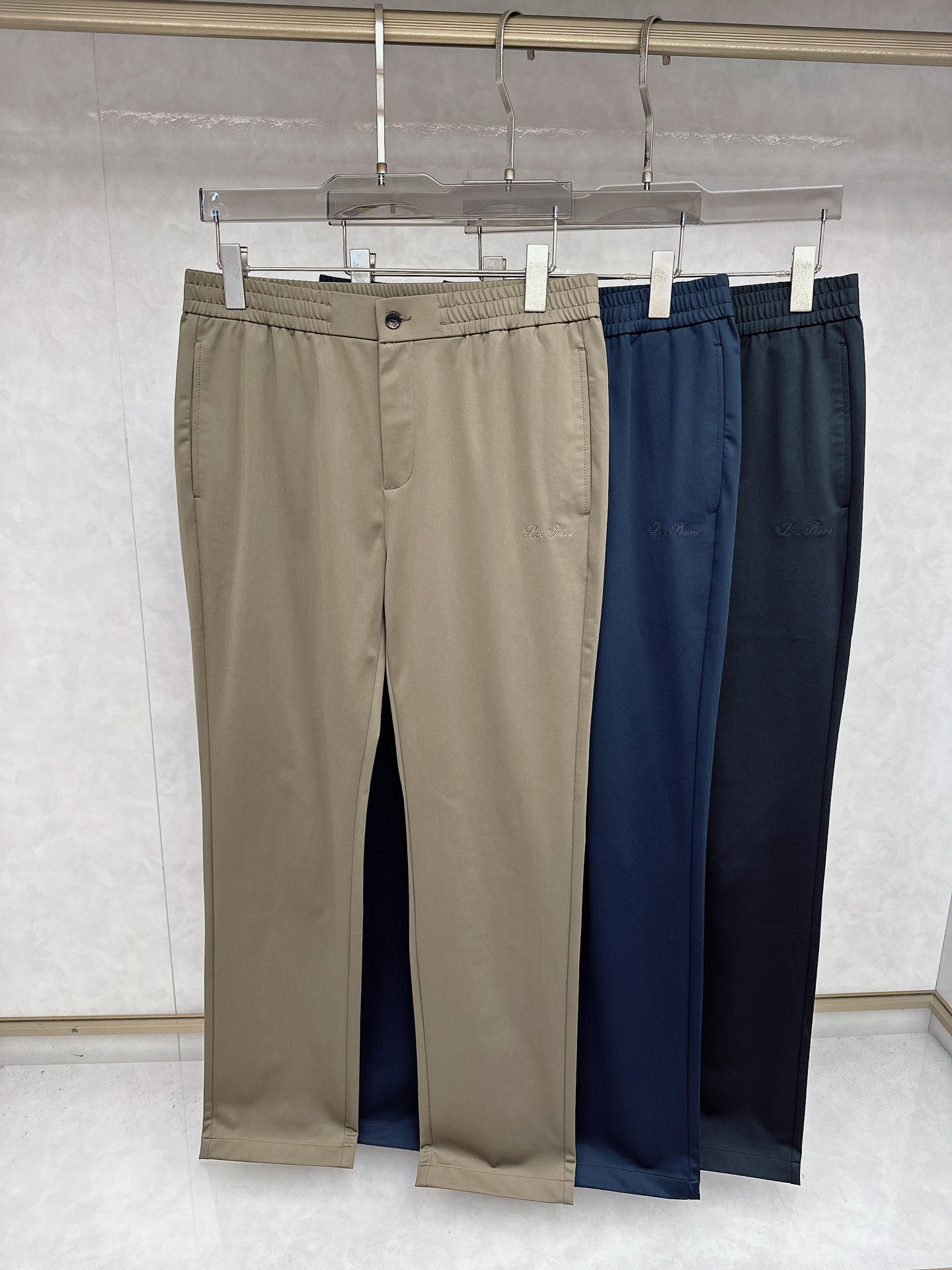 NO:509497,Loro Piana exclusively offers new spring and summer casual pants, high-end version!  Customized fabrics are breathable and comfortable, with impeccable details, and the brand element design concept reflects high quality. They feel delicate and soft!  It is casually cut, with a great upper body style!  Number of codes: 48-56, loro piana, alexander wang19860909Loro Piana 独家专供新款春夏休闲裤 高端版本！定制面料 透气舒适度高,细节无可挑剔,品牌元素设计理念,体现高品质.手感细腻柔软！呈现休闲裁剪,上身版型超赞！码数: 48-56,,loro piana,alexander wang,Men's clothing