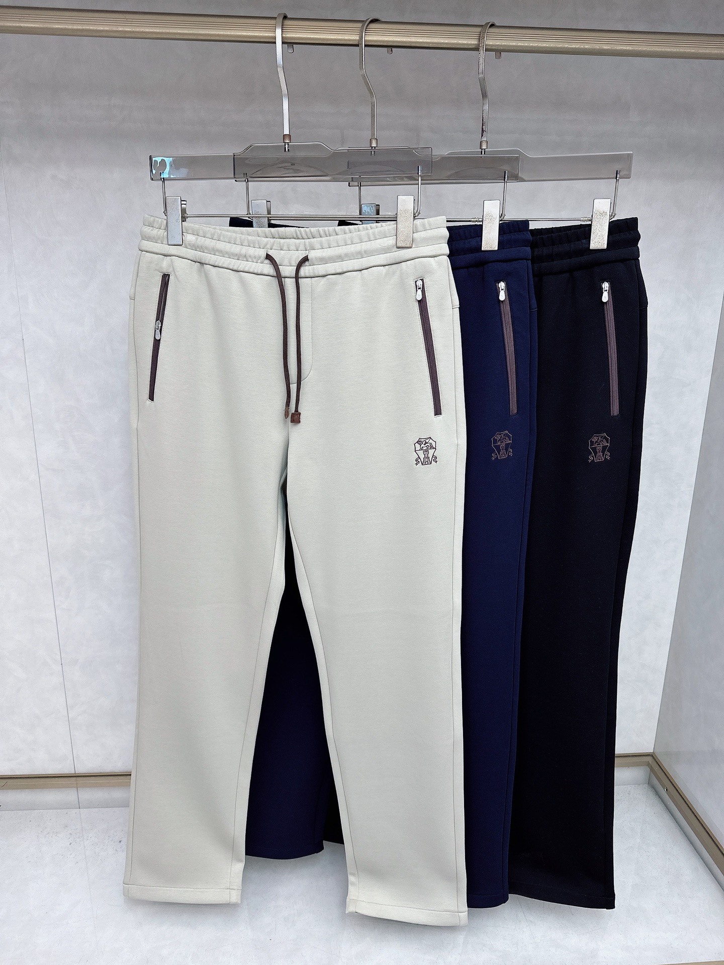 NO:511161,BC-Brunello Cucineli Exclusively available for new casual pants High-end version!  Customized fabrics are breathable and comfortable, with impeccable details, and the brand element design concept reflects high quality. They feel delicate and soft!  It is casually cut, with a great upper body style!  Number of codes: 48-56, brunello cucinelli,alexander wang19860909BC-Brunello Cucineli 布鲁内洛·库奇内利 独家专供新款 休闲裤 高端版本！定制面料 透气舒适度高,细节无可挑剔,品牌元素设计理念,体现高品质.手感细腻柔软！呈现休闲裁剪,上身版型超赞！码数: 48-56,,brunello cucinelli,alexander wang,Men's clothing