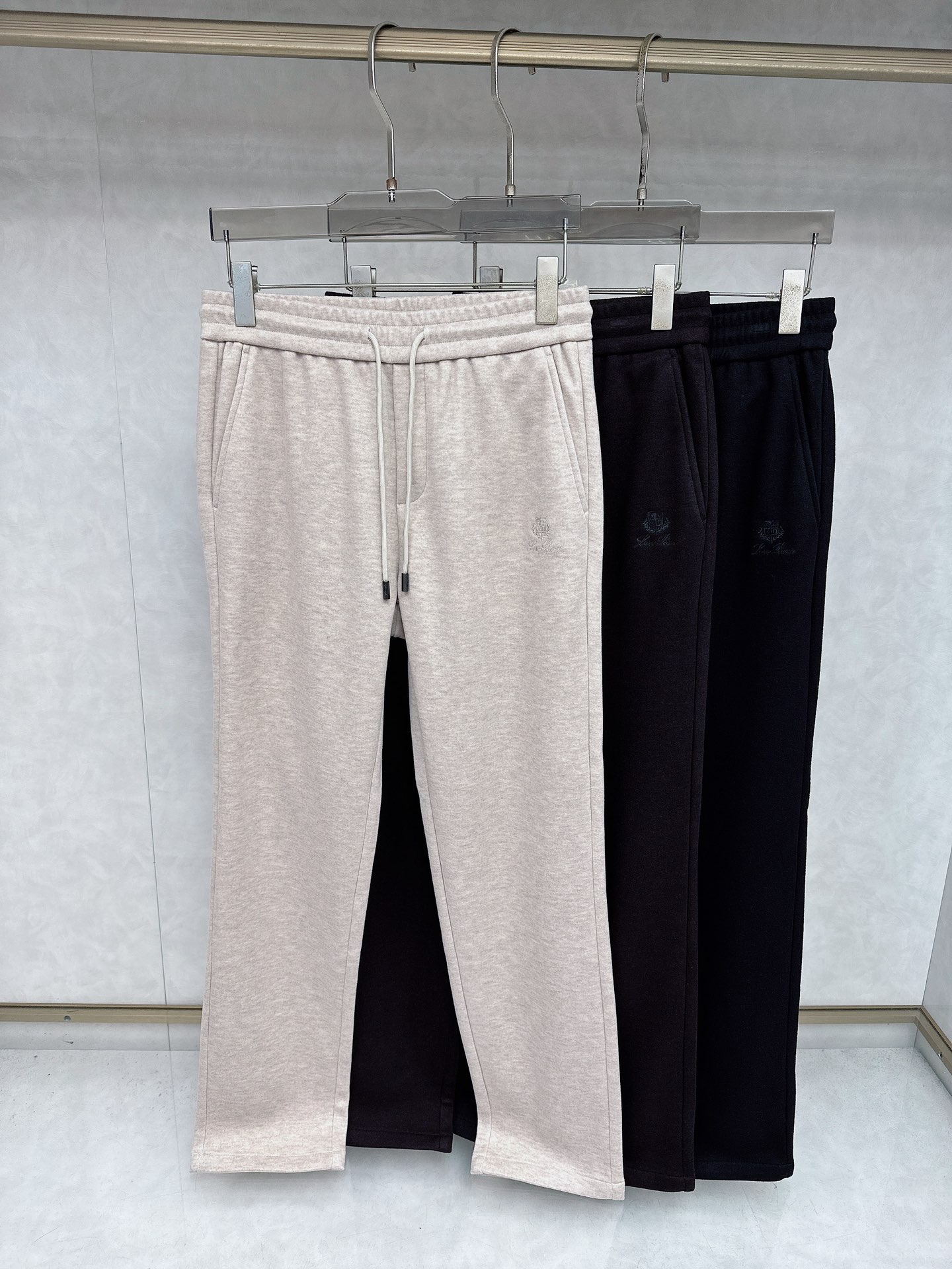 NO:511163,Loro Piana exclusively offers new casual pants high-end version!  Customized fabrics are breathable and comfortable, with impeccable details, and the brand element design concept reflects high quality. They feel delicate and soft!  It is casually cut, with a great upper body style!  Number of codes: 48-56, loro piana, alexander wang19860909Loro Piana独家专供新款 休闲裤 高端版本！定制面料 透气舒适度高,细节无可挑剔,品牌元素设计理念,体现高品质.手感细腻柔软！呈现休闲裁剪,上身版型超赞！码数: 48-56,,loro piana,alexander wang,Men's clothing