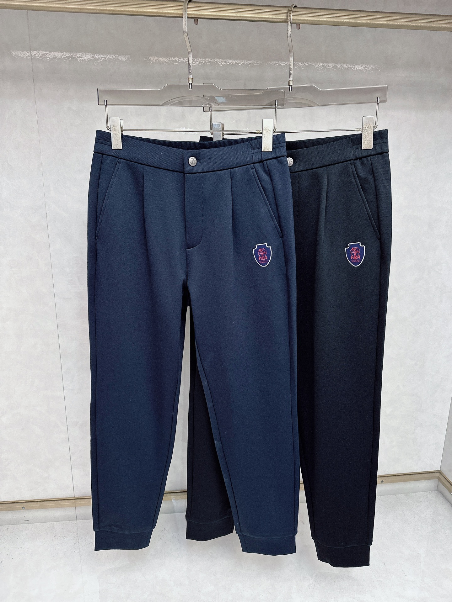 NO:511165,BC-Brunello Cucineli Exclusively available for new casual pants High-end version!  Customized fabrics are breathable and comfortable, with impeccable details, and the brand element design concept reflects high quality. They feel delicate and soft!  It is casually cut, with a great upper body style!  Number of codes: 48-56, brunello cucinelli,alexander wang19860909BC-Brunello Cucineli 布鲁内洛·库奇内利 独家专供新款 休闲裤 高端版本！定制面料 透气舒适度高,细节无可挑剔,品牌元素设计理念,体现高品质.手感细腻柔软！呈现休闲裁剪,上身版型超赞！码数: 48-56,,brunello cucinelli,alexander wang,Men's clothing