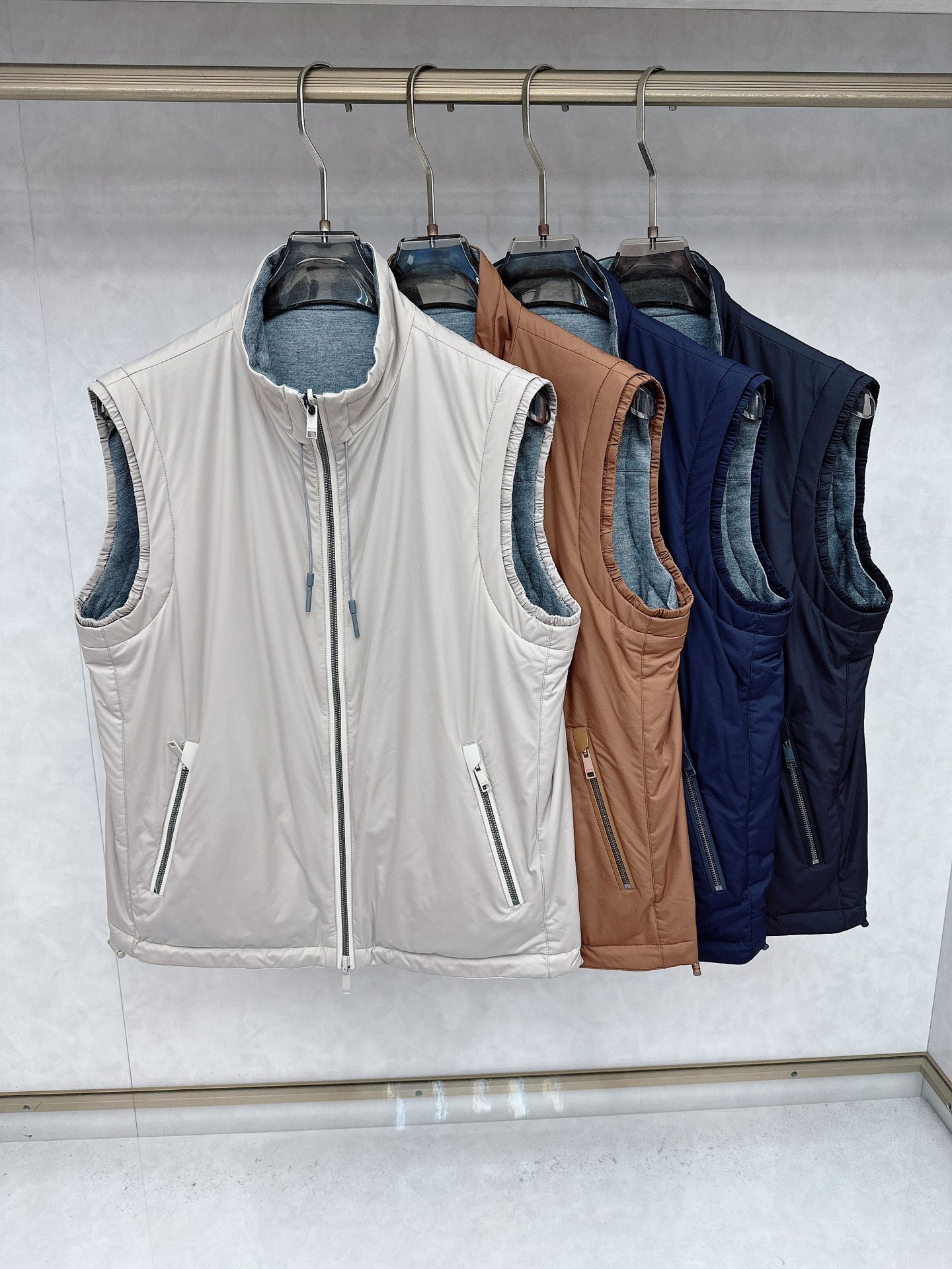 NO:509511,ZG Zenia counters simultaneously sell double-sideds. This A-side has the exclusive Japanese Toray material of Z home, with top-grade fabrics, and experiences exclusive luxury texture. The delicate silk satin texture brings smoothness and comfort while skin-friendly, sweating and not sticky, bringing the ultimate luxury brand wearing experience, keeping warm and comfortable. The B-side is made of super fine merino wool with good breathability, and has a fast-drying heat adjustment function. It allows you to feel warm and comfortable when attending various events. It is an ideal choice for outdoor activities. The loose three-dimensional small H-shaped incest with a full sense of inclusiveness, with a simple, fashionable and comfortable stand collar intimate warmth without pressure, and the exclusive custom contrast drawstring design is purely hand-stitched metal rope head, details are reflected in all aspects. A-side navy blue, light gray, brown, with B-side gray Zephyr  Double-sided design is lightweight and lightweight. This stylish style adopts a stand-up collar style and is matched with an adjustable hem to ensure a perfect match. The elegant color matching is matched with a leather pull rope to highlight more fashionable elements. The double-sided short combines a fashionable urban style and practical design. The stand-up collar and adjustable hem can protect you from wind and rain, while the leather decorative details and contrasting color bands can add a striking effect on all occasions. The manufacturing is made by a domestic listed company factory, three-dimensional cut, no overlapping lines for each piece of surface line, full details, and precision-made. Size M-3XL (48-56), zegna, silk fabric, alexander wang19860909ZG杰尼亚柜台同步热售双面. 这款A面才有Z家独有的 日本东丽 四面弹力材质,顶级面料做工,体验独家奢华质感,细腻的丝滑绸缎质感,带来光滑舒适度的同时亲肤,出汗不粘腻,带来极致奢牌的穿着体验,保暖舒适. B面以透气性佳的超细美利奴羊毛制成, 时尚立领设计,具有快干热调节功能.让您在出席各种活动中都能感受保暖与舒适, 是户外活动的理想选择. 廓形有松度的立体小H型包容感十足简约时尚舒适立领贴心保暖无压感,独家定制撞色抽绳设计纯手工串接金属绳头,细节体现在方方面面.  A面海军蓝黑色浅灰 咖色 配B面灰色 Zephyr 双面采用轻量化设计,轻盈如风.这款时髦的采用立领风格,搭配可调节下摆,可确保完美搭配.优雅配色与皮革拉绳搭配,衬托出更多时尚元素. 双面短集时髦的都市风格与实用设计于一体. 立领和可调节下摆可遮风挡雨,而皮革装饰细节和撞色饰带可在所有场合增加醒目效果. 制造由国内上市公司代工厂制造,立体裁剪、每件面线没有重叠线,细节拉满,精工制造. 尺码M-3XL（48-56）,,zegna,silk fabric,alexander wang,Men's clothing