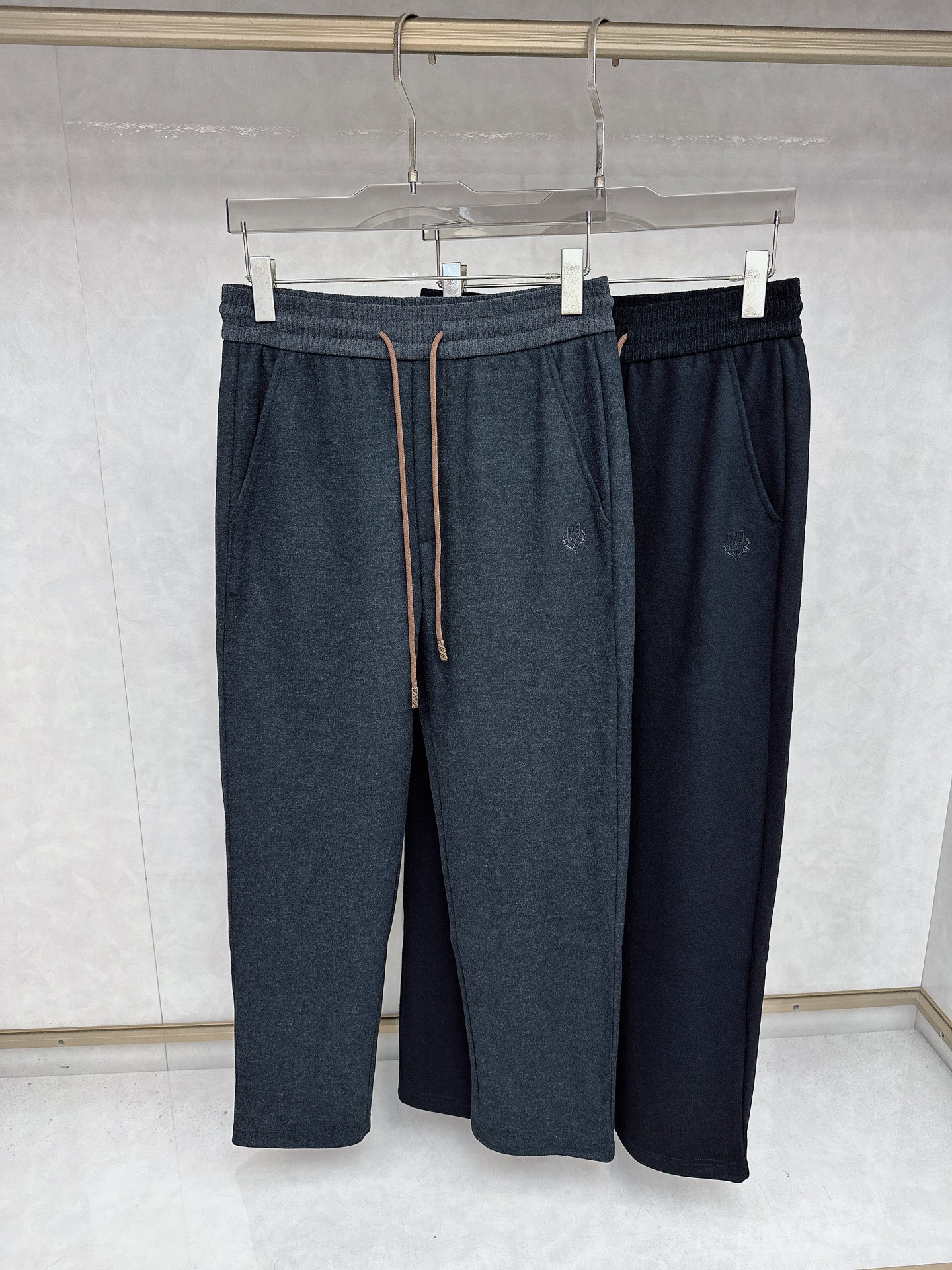 NO:509500,Lo*ro Pi*nanuo uPianya old money upstarts love Customer-supplied cashmere mixture has an excellent skin-friendly feel. Men's elastic waist straight-foot casual pants. Classic style. A practical style for business and casual wear. Combined tailoring. Pocket logo embroidery. Front and rear pocket design is low-key and highlights the details. Loose and volume and practical drawstrings at the waist create a balanced elegance in comparison. Fabric cashmere mixture fabric has an excellent soft feel. Make the upper body comfortable and breathable. It absorbs moisture and sweats while supporting a crisp drooping. Business and leisure can be matched well. Color Black Gray. Number M-3XL. Try it on 172-148. Appropriate wear (the next day's goods), alexander wang19860909Lo*ro Pi*na诺 u翩雅老钱新贵们的大爱 客供羊绒混合料有着极好的亲肤感 男士 松紧腰直脚休闲裤 经典款 商务休闲都实穿的一款 合体的剪裁 口袋标志刺绣的点缀 前后口袋设计低调而显细节亮点 宽松量感与腰部的实用抽绳,在对比中营造平衡的优雅 面料羊绒混合物面料 有着极好的柔软手感 让上身舒适透气 吸湿排汗的同时又能支撑挺括垂感 商务休闲都能很好搭配 颜色 黑色 灰色 码数M-3XL 试穿172-148穿L合适（隔天货）,,alexander wang,Men's clothing