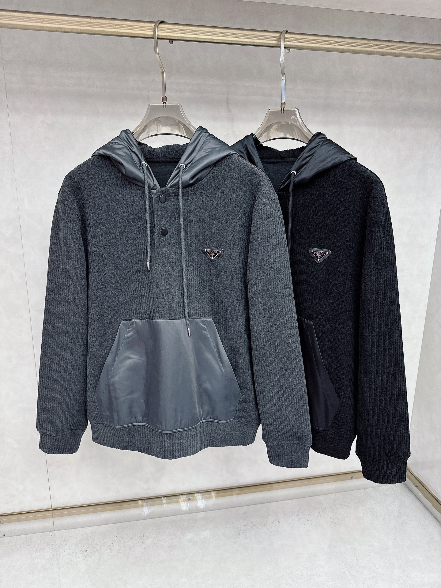 NO:509503,Prada Autumn and Winter 2025!  Classic and versatile, classic every year. Nylon splicing hooded pullover sweatshirt. Classic style every year. Nylon splicing theme design is also the most highlight of his family. It is easy to wear and versatile and has good recognition. The triangle nameplate on the neckline this year is more highlighted. The access control snap button is fashionable. The slightly loose tailoring is the overall sense of line to create a sporty silhouette. The neckline is slightly fitted to the neck, and the overall upper body feel is more fashionable. The good style and fabric are good!  High-weight, high-density vertical velvet material. The upper body is comfortable and skin-friendly, warm and stylish!  And it has texture. All-in-class order for hardware and accessories Color Black Gray Number of codes M-3XL, prada, hoodie, sweatshirts, hats, alexander wang19860909普拉达 2025秋冬！经典百搭,年年经典 尼龙拼接连帽套头卫衣 年年经典款式 尼龙拼接主题设计 也是他家最有亮点一款卫衣 好穿百搭 又有很好的辨识度 今年领口的三角铭牌 更加有亮点 门禁按扣亲接设计时尚 略微宽松的剪裁 整体线条感打造运动风廓形 领口微微贴合颈部,整体上身感更具时尚感,好版型好面料！高克重高密度竖绒的材质.上身舒适亲肤,保暖有型！且具有质感.五金辅料全品相订单 颜色 黑色 灰色 码数M-3XL,,prada,hoodie,sweatshirts,hats,alexander wang,Men's clothing