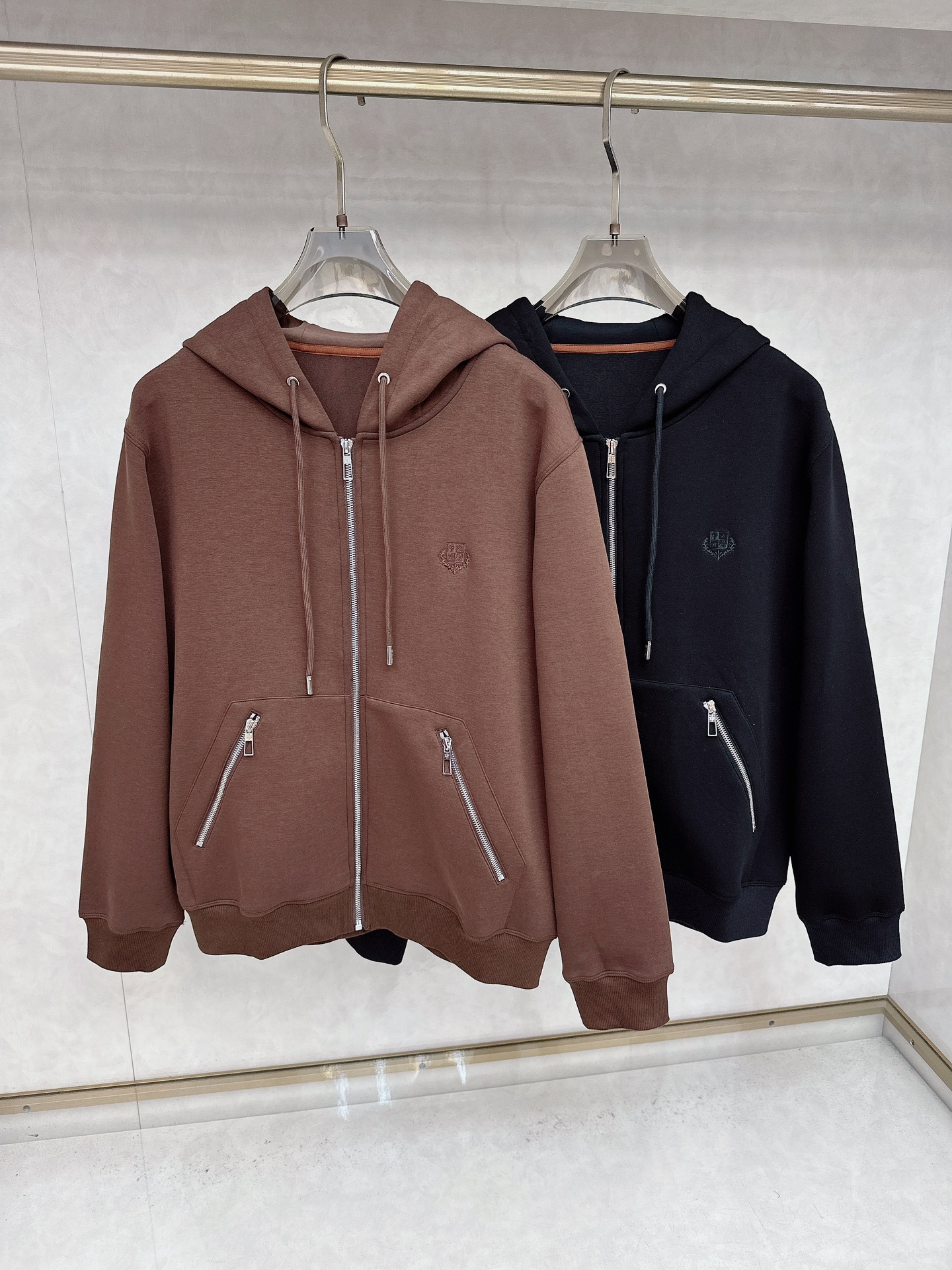 NO:509505,Lor* Pi*na2025 early autumn classic and versatile men's hooded hooded with exquisite embroidery logo on the chest, classic without losing the highlights of details, combined tailoring, zippered pockets on both sides, fabrics are made of frosty air, known as breathable fabrics, three pieces of fabric structures of inner, middle and outer, through structural design, thus forming an air interlayer in the fabric. Good fluffy and feel Q-elastic. It forms a static air layer, so as to achieve warmth, good wrinkle resistance, soft and comfortable, smooth and breathable warm fabrics have a good backbone, and the overall upper body is firm!  【Color】Black Coffee【Size】M-3XL,hats,alexander wang19860909Lor* Pi*na2025早秋经典百搭男士连帽 胸口精致刺绣logo点缀 经典而不失细节亮点 合体的剪裁 两侧拉链口袋 面料采用磨毛空气层 被誉为会呼吸的面料,通过结构设计采用里、中、外三片的织物结构,从而在织物中形成空气夹层 .蓬松性好 手感Q弹力.以形成静止空气层,从而达到保暖效果,抗皱性佳入手柔软舒适,亲 肤爽滑透气保暖面料整体又有着很好的骨干,整体上身挺括！【颜色】黑色 咖啡色【尺码】M-3XL,,hats,alexander wang,Men's clothing