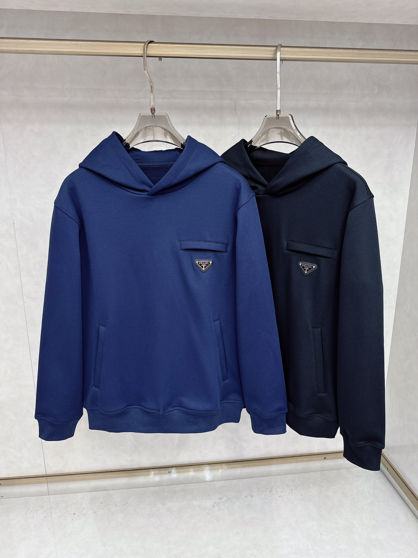NO:509507,Prada Pr**a Autumn and Winter 2025!  Classic and versatile, classic every year. Hooded pullover plus fleece sweatshirt. Classic style every year. Pocket triangle label theme design is also the most highlight of his family. The bag insertion design is fashionable and easy to wear, and it has good recognition. It has more highlights. A slightly loose tailoring. The overall line feels sporty. The neckline is slightly fitted to the neck, and the overall upper body feel is more fashionable. Good style and good fabric!  High-weight high-density combed cotton material. The upper body is comfortable and skin-friendly, warm and stylish!  And it has texture. All-in-class order for hardware and accessories Color Black Blue code M-3XL, prada, hoodie, sweatshirts, hats, alexander wang19860909普拉达 Pr**a 2025秋冬！经典百搭,年年经典 连帽套头加绒卫衣 年年经典款式 口袋三角标主题设计 也是他家最有亮点一款卫衣 插袋设计时尚好穿百搭 又有很好的辨识度 更加有亮点 略微宽松的剪裁 整体线条感打造运动风廓形 领口微微贴合颈部,整体上身感更具时尚感,好版型好面料！高克重高密精梳棉的材质.上身舒适亲肤,保暖有型！且具有质感.五金辅料全品相订单 颜色 黑色 蓝色码数M-3XL,,prada,hoodie,sweatshirts,hats,alexander wang,Men's clothing