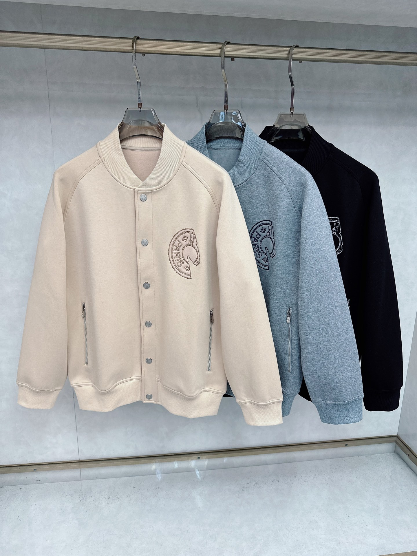 NO:509509,Hermès cabinets are on sale!  Like his design, highly recommended, low-key luxury, Jeu d'Adresse leather embroidery logo, sloping shoulder casual, full-quality order, every detail of the workmanship is handled very exquisitely, chest leather embroidery theme, seem simple, towel flat embroidery, multi-colored embroidery, cumbersome workmanship, exquisite finished product, placket button, logo letter details, side pockets, rotator sleeves, Combined style upper body can experience the theme brings youthfulness and fashion exquisiteness, slightly broad tailoring, Austrian modal fiber is known as a breathable air-layer fabric. Through the structural design, three pieces of fabric structure of inner, middle and outer, thus forming an air interlayer in the fabric. It has good fluffy and feels Q-elastic. It forms a static air layer, so as to achieve warmth, good wrinkle resistance, soft and comfortable, smooth and breathable warm fabric has a good backbone, the overall upper body is upright and stylish  Full-quality order [Color] Black Gray Sand Yellow [Code] M-3XL,,hermes,alexander wang19860909爱马仕 (He*mès) 柜在售！喜欢他家的设计 强烈推荐 低调奢华 Jeu d‘Adresse皮绣标志 溜肩休闲 全品相订单 做工每一处细节都处理的很精致 胸口皮绣主题 看似简单 采用毛巾平绣 多色拼的点缀 做工繁琐 成品精致 门襟纽扣 标志字母细节 两侧插袋 溜肩袖 合体的版型上身就能体会主题带来年轻与时尚精致感, 微阔的剪裁 ,奥地利莫代尔纤维 被誉为会呼吸的空气层面料,通过结构设计采用里、中、外三片的织物结构,从而在织物中形成空气夹层 .蓬松性好 手感Q弹力.以形成静止空气层,从而达到保暖效果,抗皱性佳入手柔软舒适,亲 肤爽滑透气保暖面料整体又有着很好的骨干,整体上身挺拔有型 全品相订单【颜色】黑色 灰色 沙黄色【码数】M-3XL,,hermes,alexander wang,Men's clothing