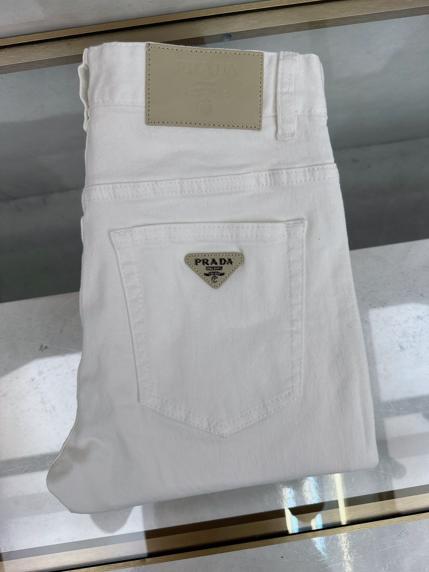 NO:510835,Prada 2025 autumn and winter new models are available in stock, original single hot jeans are super customized, original hardware, super heavy industry technology, excellent version, impeccable details!  The style is not picky, it is very high-end, and the good products are not waiting for everyone. Take a look at it and start quickly. Size 29-38, prada, jeans, alexander wang19860909普拉达 2025秋冬新款现货上市,原单爆款牛仔裤超级定制款,原版五金,超级重工工艺,版型超赞细节做工无可挑剔！款式不挑人,特别高档,好货不等人,看中赶紧下手,尺码29-38,,prada,jeans,alexander wang,Men's clothing