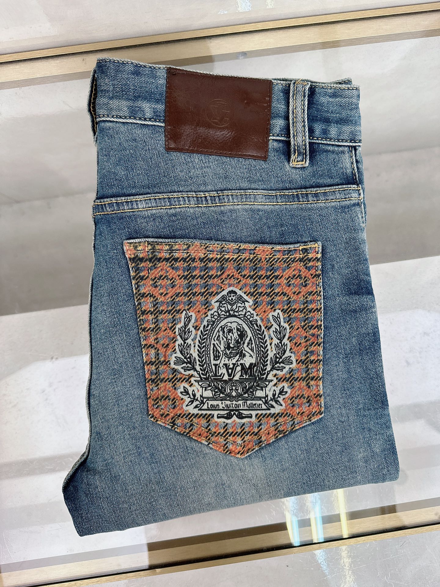 NO:510837,LV 2025 autumn and winter new models are available in stock, original single hot jeans are super customized, original hardware, super heavy industry technology, excellent version, impeccable details!  The style is not picky, it is very high-end, and the good products are not waiting for everyone. If you like it, hurry up and start, size 29-38,, louis vuitton, jeans, alexander wang19860909LV 2025秋冬新款现货上市,原单爆款牛仔裤超级定制款,原版五金,超级重工工艺,版型超赞细节做工无可挑剔！款式不挑人,特别高档,好货不等人,看中赶紧下手,尺码29-38,,louis vuitton,jeans,alexander wang,Men's clothing