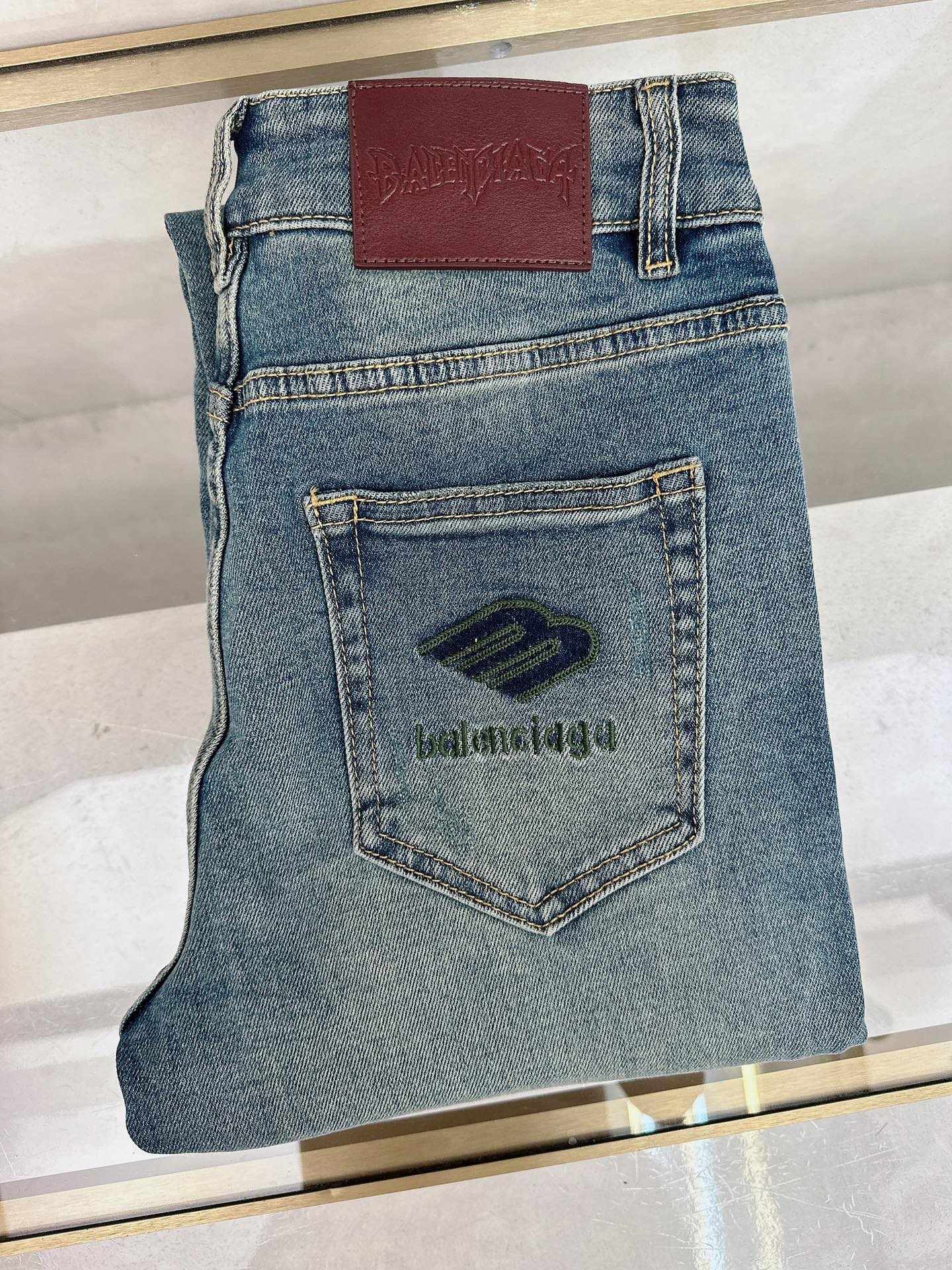 NO:510840,Balenciaga 2025 autumn and winter new models are available in stock, original single hot jeans are super customized, original hardware, super heavy industry technology, excellent version, impeccable details!  The style is not picky, it is very high-end, and the good products are not waiting for everyone. Take a look at it and start quickly. Size 29-38, balenciaga, jeans, alexander wang19860909巴黎世家 2025秋冬新款现货上市,原单爆款牛仔裤超级定制款,原版五金,超级重工工艺,版型超赞细节做工无可挑剔！款式不挑人,特别高档,好货不等人,看中赶紧下手,尺码29-38,,balenciaga,jeans,alexander wang,Men's clothing