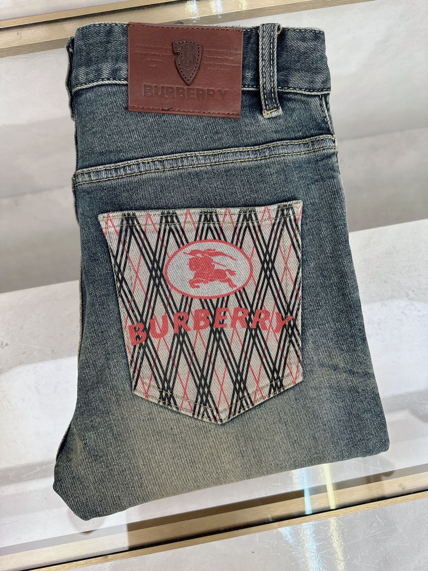 NO:510844,Burberry's new autumn and winter 2025 is available in stock, with original single hot jeans super customized style, original hardware, super heavy industry technology, excellent style, impeccable details!  The style is not picky, it is very high-end, and the good products are not waiting for everyone. Take a look at it and start quickly. Size 29-38, burberry, jeans, alexander wang19860909巴宝莉 2025秋冬新款现货上市,原单爆款牛仔裤超级定制款,原版五金,超级重工工艺,版型超赞细节做工无可挑剔！款式不挑人,特别高档,好货不等人,看中赶紧下手,尺码29-38,,burberry,jeans,alexander wang,Men's clothing