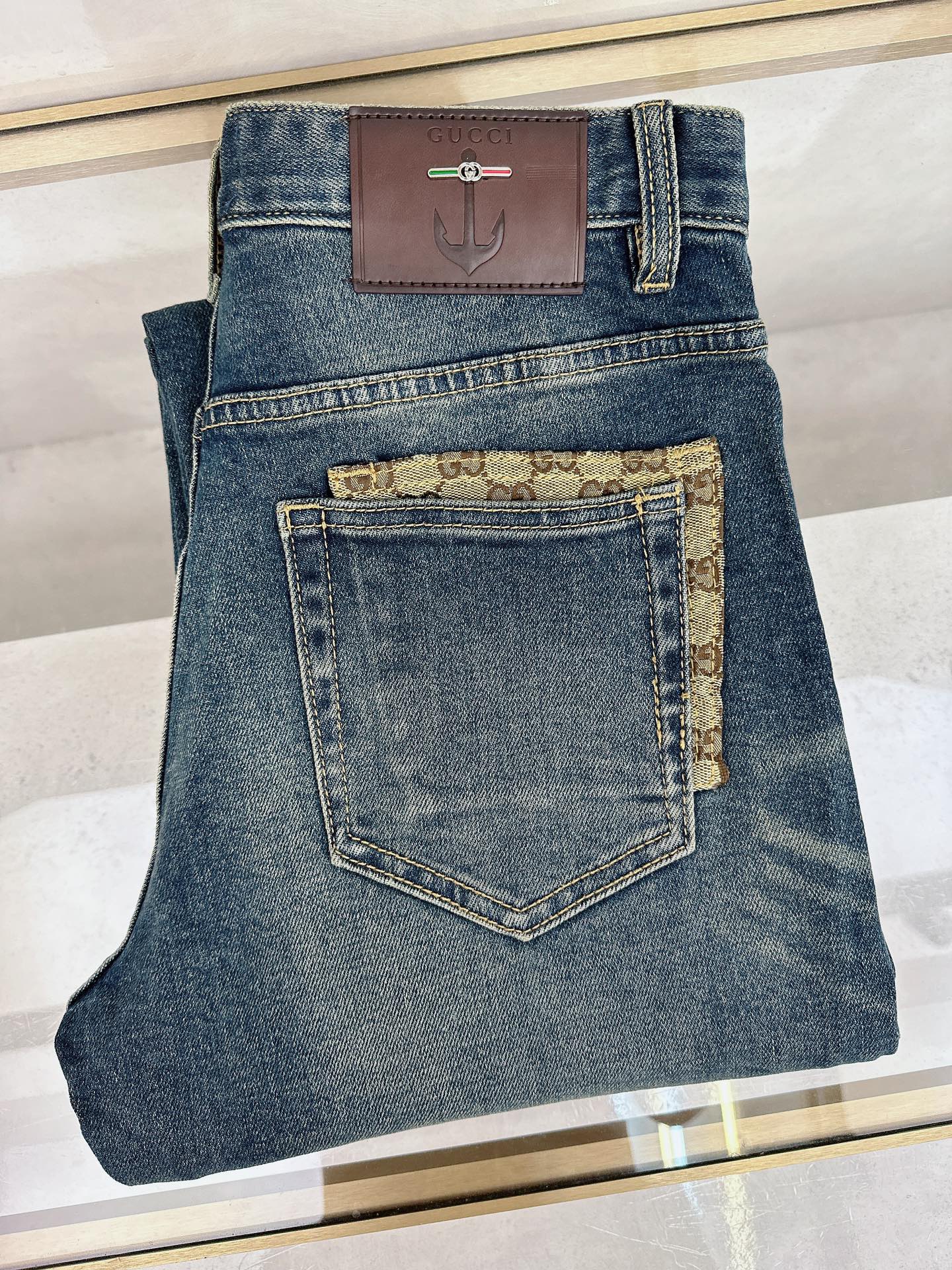 NO:510850,Guqi 2025 autumn and winter new models are available in stock, original single hot jeans are super customized, original hardware, super heavy industry technology, excellent version, impeccable details!  The style is not picky, it is very high-end, and the good products are not waiting for everyone. If you like it, hurry up and start, size 29-38, jeans, alexander wang19860909古奇 2025秋冬新款现货上市,原单爆款牛仔裤超级定制款,原版五金,超级重工工艺,版型超赞细节做工无可挑剔！款式不挑人,特别高档,好货不等人,看中赶紧下手,尺码29-38,,jeans,alexander wang,Men's clothing
