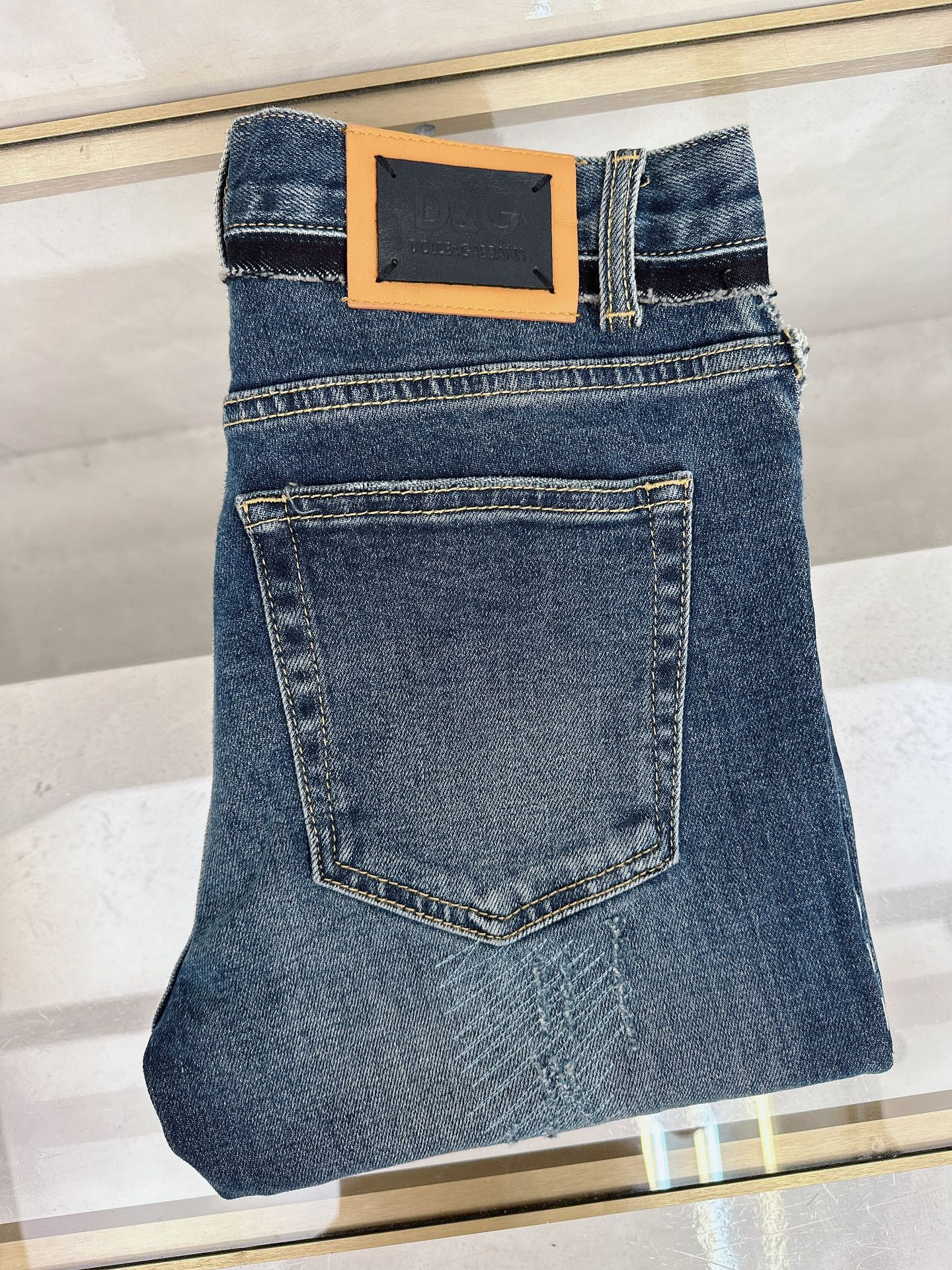 NO:510853,DG 2025 autumn and winter new models are available in stock, original single hot jeans are super customized, original hardware, super heavy industry technology, excellent version, impeccable details!  The style is not picky, it is very high-end, and the good products are not waiting for everyone. If you like it, hurry up and start, size 29-38, jeans, alexander wang19860909DG 2025秋冬新款现货上市,原单爆款牛仔裤超级定制款,原版五金,超级重工工艺,版型超赞细节做工无可挑剔！款式不挑人,特别高档,好货不等人,看中赶紧下手,尺码29-38,,jeans,alexander wang,Men's clothing