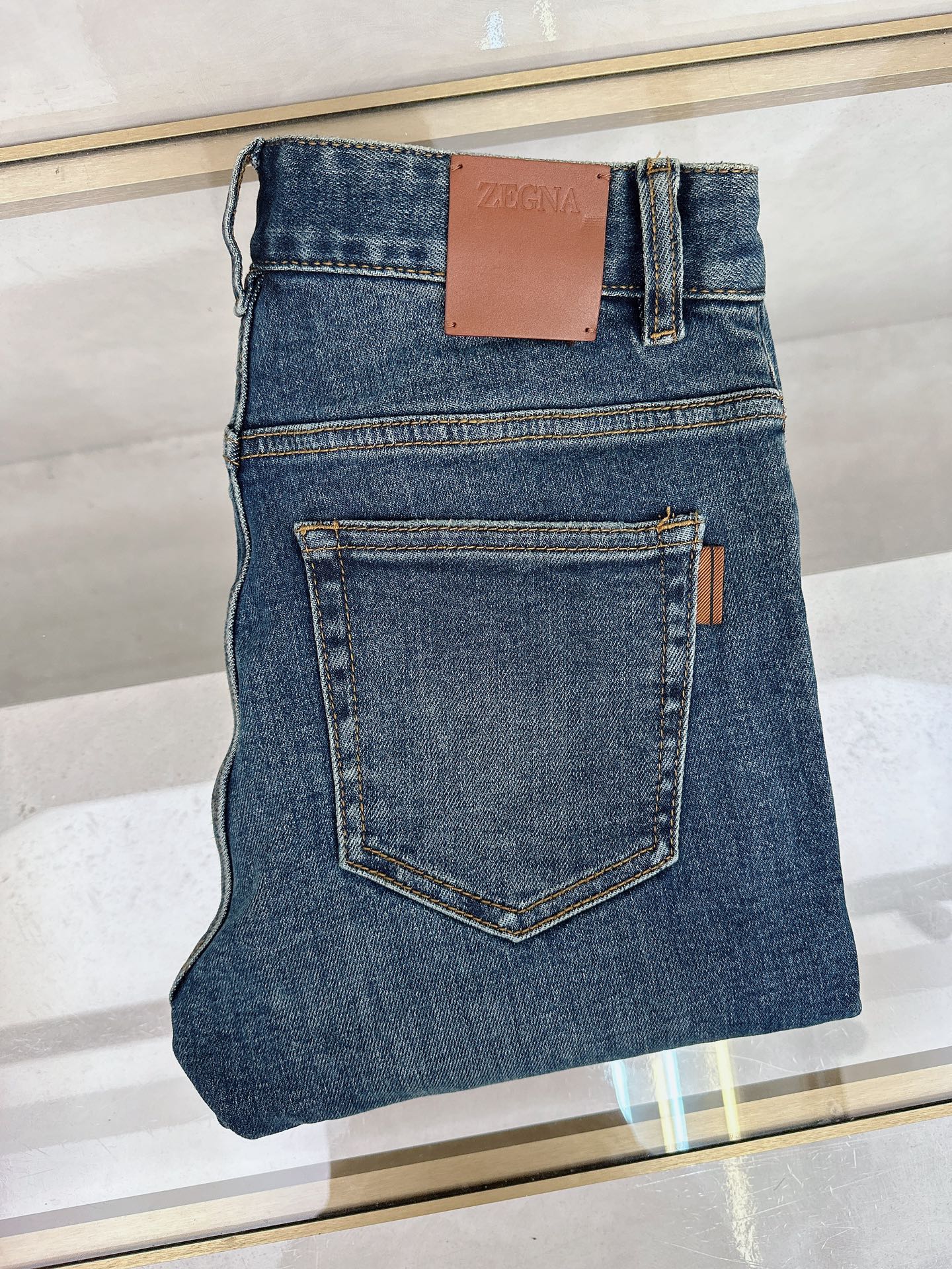 NO:510856,The new 2025 autumn and winter 2025 is available in stock, with original single hot jeans super customized style, original hardware, super heavy industry technology, excellent version, impeccable details!  The style is not picky, it is very high-end, and the good products are not waiting for everyone. Take a look at it and start quickly. Size 29-38, zegna, jeans, alexander wang19860909杰尼亚 2025秋冬新款现货上市,原单爆款牛仔裤超级定制款,原版五金,超级重工工艺,版型超赞细节做工无可挑剔！款式不挑人,特别高档,好货不等人,看中赶紧下手,尺码29-38,,zegna,jeans,alexander wang,Men's clothing