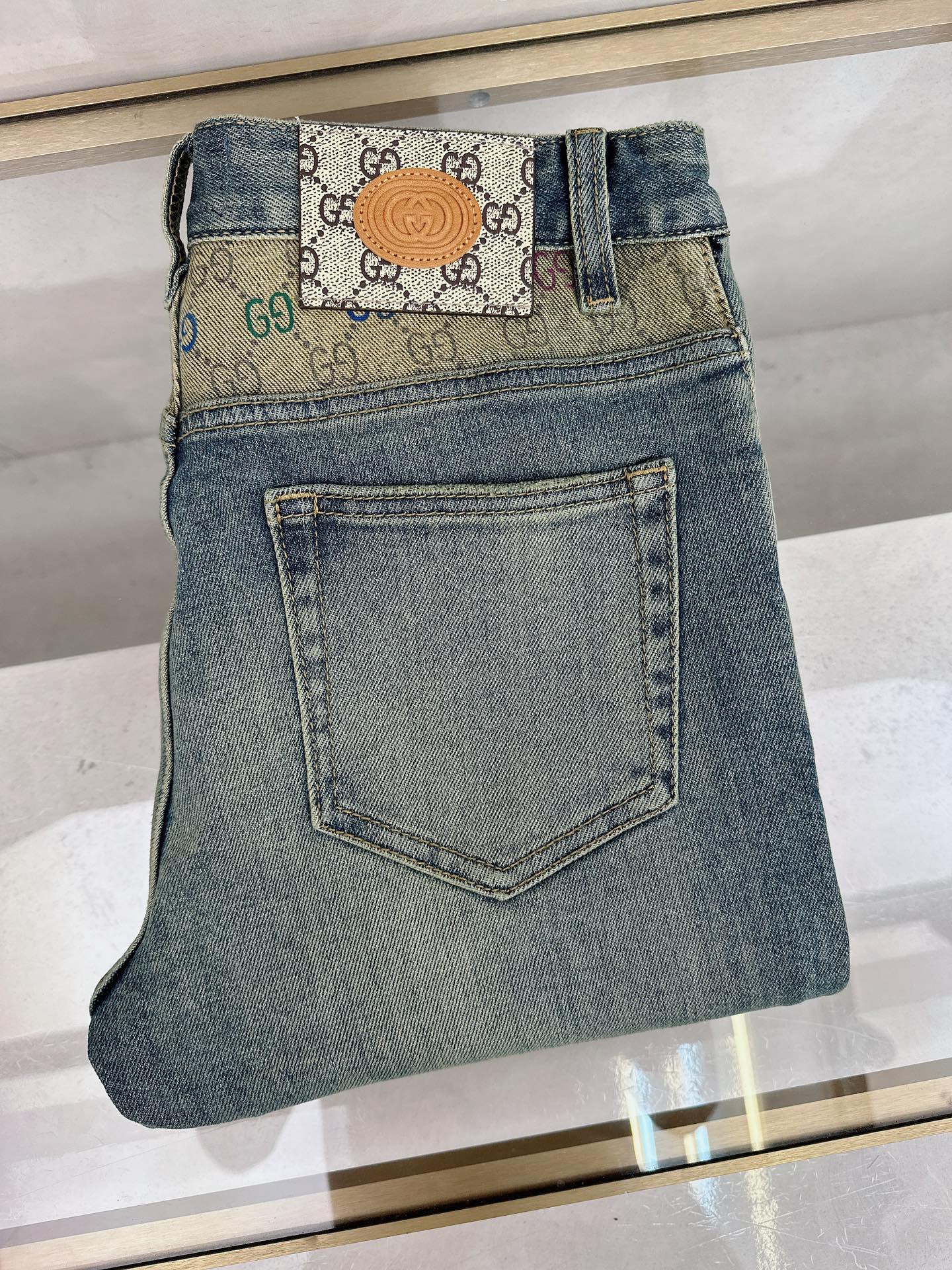 NO:512469,Guqi 2025 autumn and winter new models are available in stock, original single hot jeans are super customized, original hardware, super heavy industry technology, excellent version, impeccable details!  The style is not picky, it is very high-end, and the good products are not waiting for everyone. If you like it, hurry up and start, size 29-38, jeans, alexander wang19860909古奇 2025秋冬新款现货上市,原单爆款牛仔裤超级定制款,原版五金,超级重工工艺,版型超赞细节做工无可挑剔！款式不挑人,特别高档,好货不等人,看中赶紧下手,尺码29-38,,jeans,alexander wang,Men's clothing