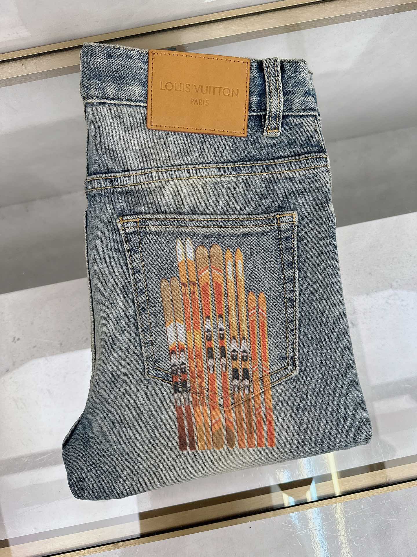 NO:512471,LV 2025 autumn and winter new models are available in stock, original single hot jeans are super customized, original hardware, super heavy industry technology, excellent version, impeccable details!  The style is not picky, it is very high-end, and the good products are not waiting for everyone. If you like it, hurry up and start, size 29-38,, louis vuitton, jeans, alexander wang19860909LV 2025秋冬新款现货上市,原单爆款牛仔裤超级定制款,原版五金,超级重工工艺,版型超赞细节做工无可挑剔！款式不挑人,特别高档,好货不等人,看中赶紧下手,尺码29-38,,louis vuitton,jeans,alexander wang,Men's clothing