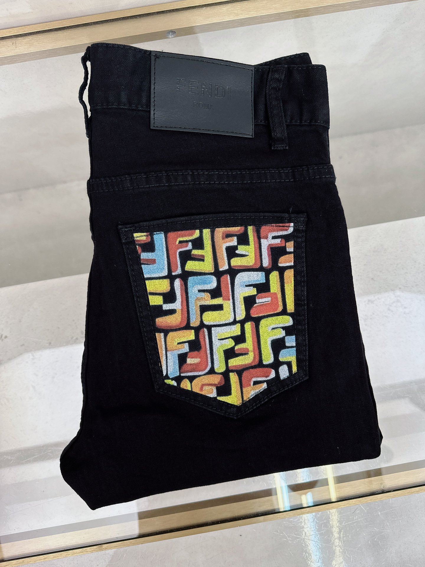 NO:512474,Fendi 2025 autumn and winter new models are available in stock, original single hot jeans are super customized, original hardware, super heavy industry technology, excellent version, impeccable details!  The style is not picky, it is very high-end, and the good products are not waiting for everyone. If you like it, hurry up and start, size 29-38, fendi, jeans, alexander wang19860909芬迪 2025秋冬新款现货上市,原单爆款牛仔裤超级定制款,原版五金,超级重工工艺,版型超赞细节做工无可挑剔！款式不挑人,特别高档,好货不等人,看中赶紧下手,尺码29-38,,fendi,jeans,alexander wang,Men's clothing