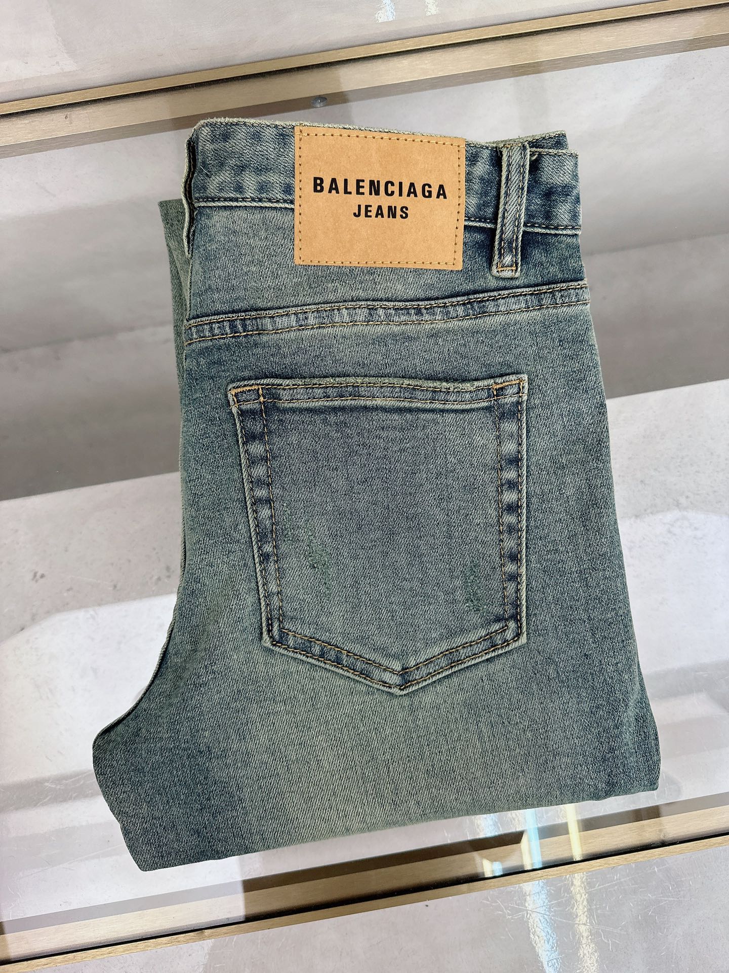 NO:512523,Balenciaga 2025 autumn and winter new models are available in stock, original single hot jeans are super customized, original hardware, super heavy industry technology, excellent version, impeccable details!  The style is not picky, it is very high-end, and the good products are not waiting for everyone. Take a look at it and start quickly. Size 29-38, balenciaga, jeans, alexander wang19860909巴黎世家 2025秋冬新款现货上市,原单爆款牛仔裤超级定制款,原版五金,超级重工工艺,版型超赞细节做工无可挑剔！款式不挑人,特别高档,好货不等人,看中赶紧下手,尺码29-38,,balenciaga,jeans,alexander wang,Men's clothing