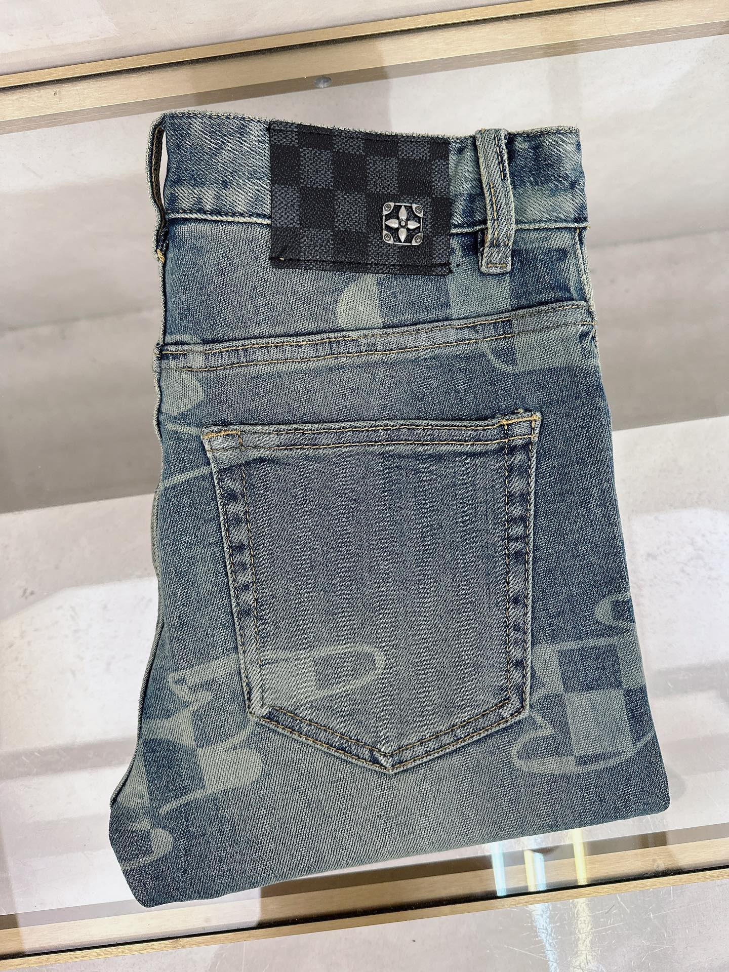 NO:512527,LV 2025 autumn and winter new models are available in stock, original single hot jeans are super customized, original hardware, super heavy industry technology, excellent version, impeccable details!  The style is not picky, it is very high-end, and the good products are not waiting for everyone. If you like it, hurry up and start, size 29-38,, louis vuitton, jeans, alexander wang19860909LV 2025秋冬新款现货上市,原单爆款牛仔裤超级定制款,原版五金,超级重工工艺,版型超赞细节做工无可挑剔！款式不挑人,特别高档,好货不等人,看中赶紧下手,尺码29-38,,louis vuitton,jeans,alexander wang,Men's clothing