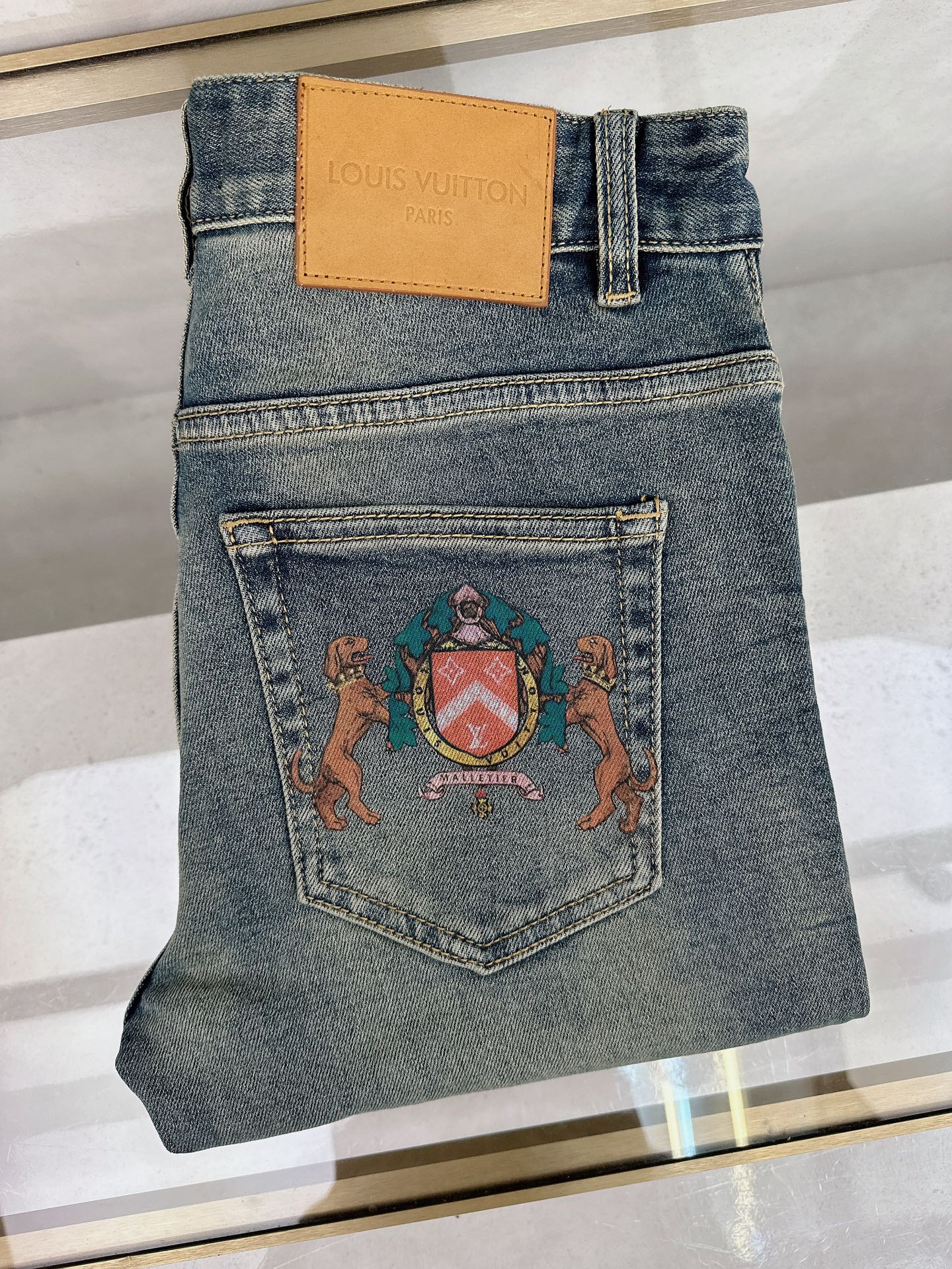NO:512535,LV 2025 autumn and winter new models are available in stock, original single hot jeans are super customized, original hardware, super heavy industry technology, excellent version, impeccable details!  The style is not picky, it is very high-end, and the good products are not waiting for everyone. If you like it, hurry up and start, size 29-38,, louis vuitton, jeans, alexander wang19860909LV 2025秋冬新款现货上市,原单爆款牛仔裤超级定制款,原版五金,超级重工工艺,版型超赞细节做工无可挑剔！款式不挑人,特别高档,好货不等人,看中赶紧下手,尺码29-38,,louis vuitton,jeans,alexander wang,Men's clothing