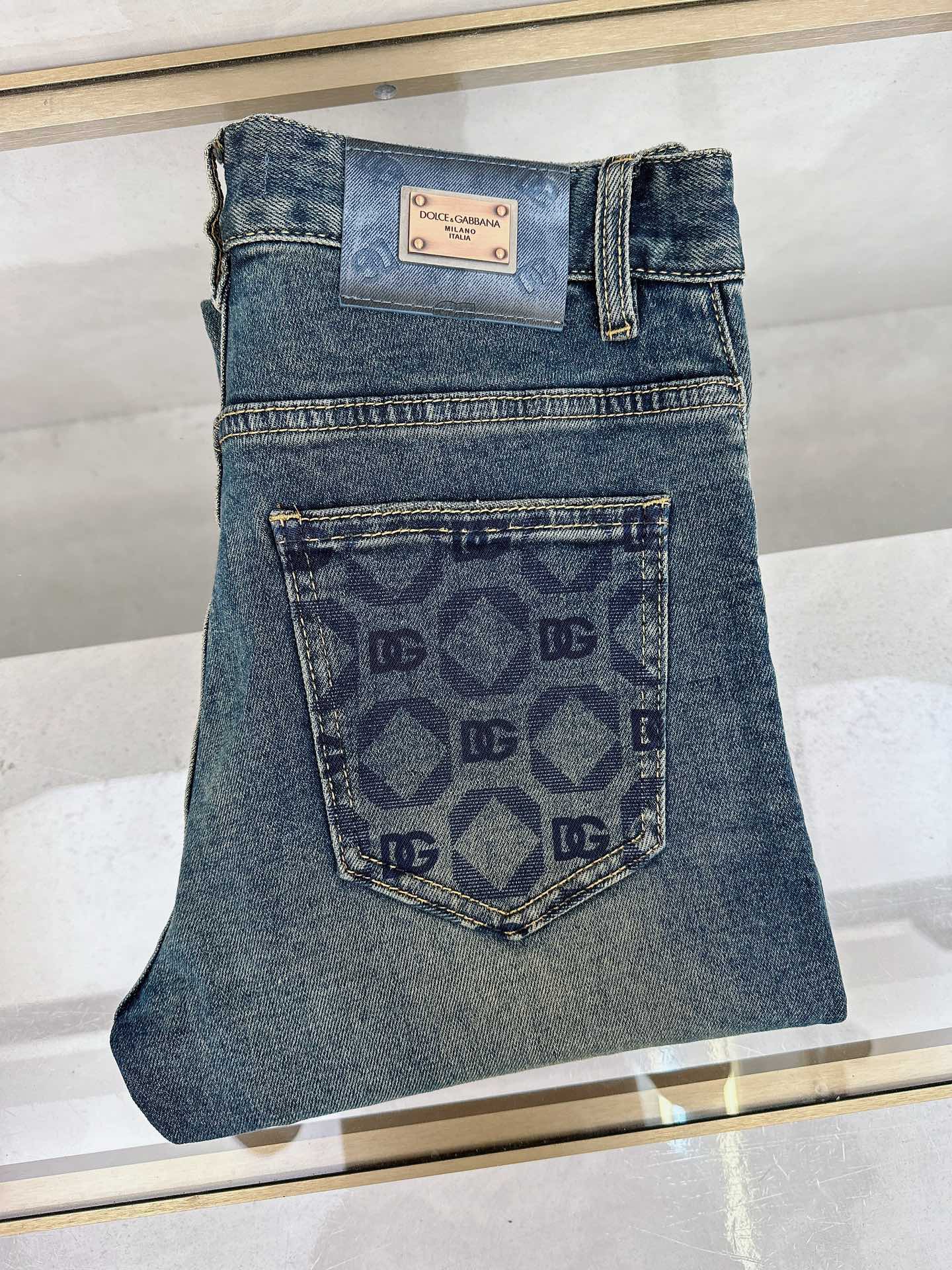 NO:512548,DG 2025 autumn and winter new models are available in stock, original single hot jeans are super customized, original hardware, super heavy industry technology, excellent version, impeccable details!  The style is not picky, it is very high-end, and the good products are not waiting for everyone. If you like it, hurry up and start, size 29-38, jeans, alexander wang19860909DG 2025秋冬新款现货上市,原单爆款牛仔裤超级定制款,原版五金,超级重工工艺,版型超赞细节做工无可挑剔！款式不挑人,特别高档,好货不等人,看中赶紧下手,尺码29-38,,jeans,alexander wang,Men's clothing