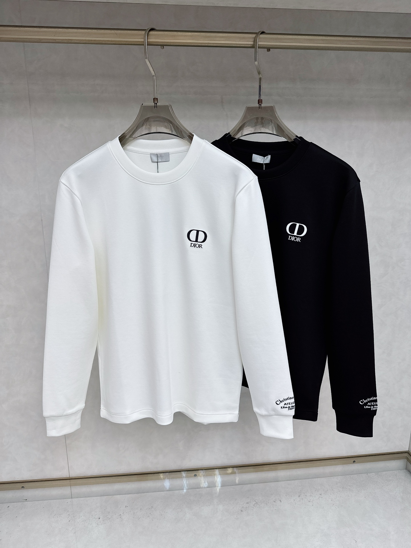 NO:548655,Dior 2025 early autumn latest product, available at the same time, original single product, fashionable and casual round neck long-sleeved T-shirt, using imported original fabric, comfortable and breathable, top-grade embroidery craft letter pattern decoration logo, the upper body is very handsome. Count M-3XL,,dior,tees, t-shirt,alexander wang19860909迪奥 2025早秋最新品,同步有售,原单狠货,时尚休闲圆领长袖T恤,采用进口原版面料,舒适透气,顶级刺绣工艺字母图案装饰logo,上身帅气十足 码数M-3XL,,dior,tees，t-shirt,alexander wang,Men's clothing