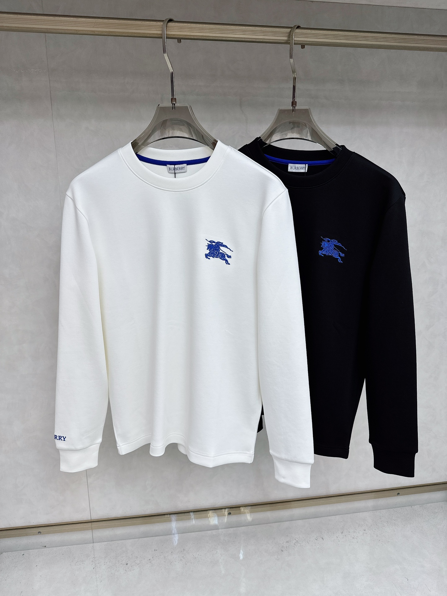 NO:548609,Burberry 2025's latest early autumn products, available at the same time, original singles, fashionable and casual round neck long-sleeved T-shirt, using imported original fabric, comfortable and breathable, top-grade embroidery craft pattern decoration logo, the upper body is very handsome. Count M-3XL, burberry,tees, t-shirt, alexander wang19860909巴宝莉 2025早秋最新品,同步有售,原单狠货,时尚休闲圆领长袖T恤,采用进口原版面料,舒适透气,顶级刺绣工艺图案装饰logo,上身帅气十足 码数M-3XL,,burberry,tees，t-shirt,alexander wang,Men's clothing