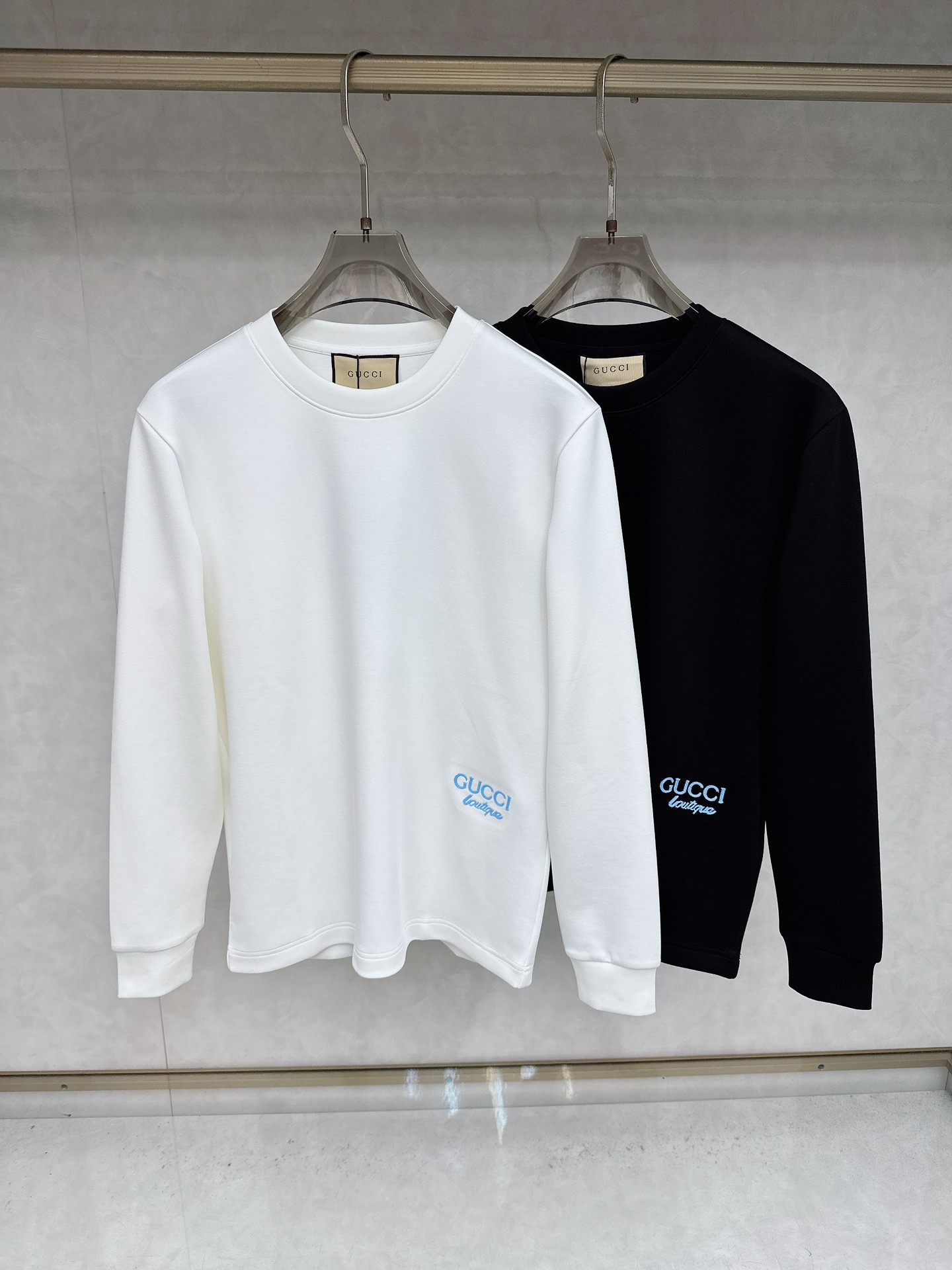 NO:548614,Guqi 2025 early autumn latest product, available at the same time, original single product, fashionable and casual round neck long-sleeved T-shirt, using imported original fabric, comfortable and breathable, top-grade embroidery craft pattern decoration logo, the upper body is very handsome. Number M-3XL, tees, t-shirt, alexander wang19860909古奇 2025早秋最新品,同步有售,原单狠货,时尚休闲圆领长袖T恤,采用进口原版面料,舒适透气,顶级刺绣工艺图案装饰logo,上身帅气十足 码数M-3XL,,tees，t-shirt,alexander wang,Men's clothing