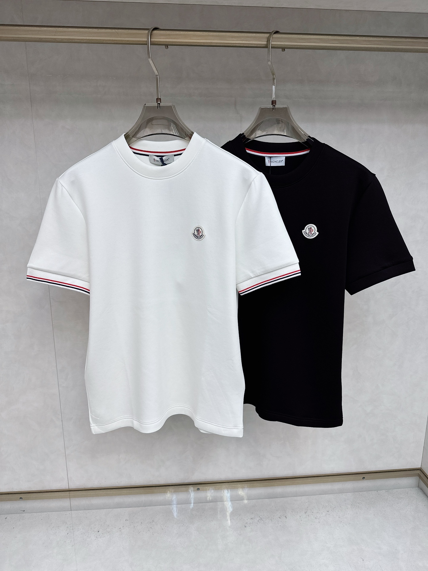 NO:548623,The 2025 Autumn and Winter 2025 round neck embroidered short-sleeved T-shirt base shirt. The elemental logo badge highlights the casual and fashionable charm, and is still unique in style. The inner layer is fitted with a companion... Customer-supplied high-strength elastic knitted liquid ammonia air-layer fabric, the flat and symmetrical knitted light and refreshing, soft and comfortable, and has excellent breathability. Simple and unique charm. The straight-cut style is more suitable for matching with various trendy and fashionable styles. The use of equipment embroidery, the delicate and full texture highlights, bringing a new experience for fashion sports and leisure. Size M-3XL,,Moncler,T-shirt,tees,t-shirt,alexander wang19860909蒙口 2025秋冬 圆领刺绣短袖T恤打底衫 元素性的Logo徽章凸显休闲时尚魅力,依然独领时尚风骚.内搭好伴侣… 客供高支弹力针织液氨空气层面料,平整匀称的针织轻薄清爽,柔软舒适,透气性极佳.简洁而富有独特魅力.直裁版型更为适合搭配各种潮流时尚造型. 采用器械刺绣,细腻饱满的质感突显,为时尚运动休闲带来全新体验. 尺码 M-3XL,,Moncler,T-shirt,tees，t-shirt,alexander wang,Men's clothing