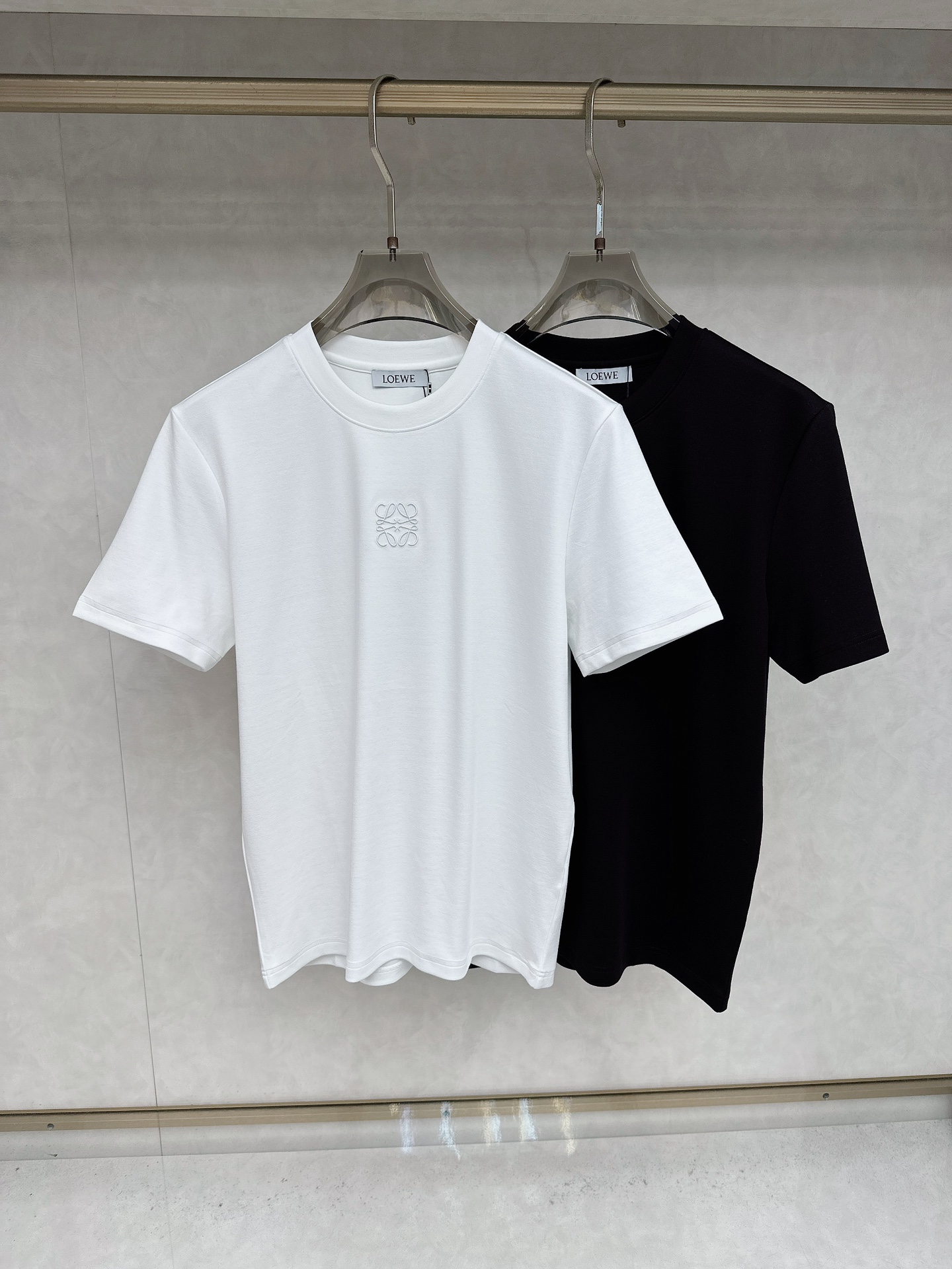 NO:548628,Luo Yiwei 2025 Autumn and Winter Round neck embroidered short-sleeved T-shirt base shirt Elemental Logo badge highlights the casual and fashionable charm, and is still unique in style. It is well equipped with a companion... Customer-supplied high-strength elastic knitted liquid ammonia air-layer fabric, flat and symmetrical knitted light and refreshing, soft and comfortable, and excellent breathability. Simple and unique charm. The straight-cut style is more suitable for matching with various trendy and fashionable styles. It uses instrument embroidery, and the delicate and full texture highlights, bringing a new experience for fashion sports and leisure. Size M-3XL,,loewe,T-shirt,tees,t-shirt,alexander wang19860909罗意威 2025秋冬 圆领刺绣短袖T恤打底衫 元素性的Logo徽章凸显休闲时尚魅力,依然独领时尚风骚.内搭好伴侣… 客供高支弹力针织液氨空气层面料,平整匀称的针织轻薄清爽,柔软舒适,透气性极佳.简洁而富有独特魅力.直裁版型更为适合搭配各种潮流时尚造型. 采用器械刺绣,细腻饱满的质感突显,为时尚运动休闲带来全新体验. 尺码 M-3XL,,loewe,T-shirt,tees，t-shirt,alexander wang,Men's clothing