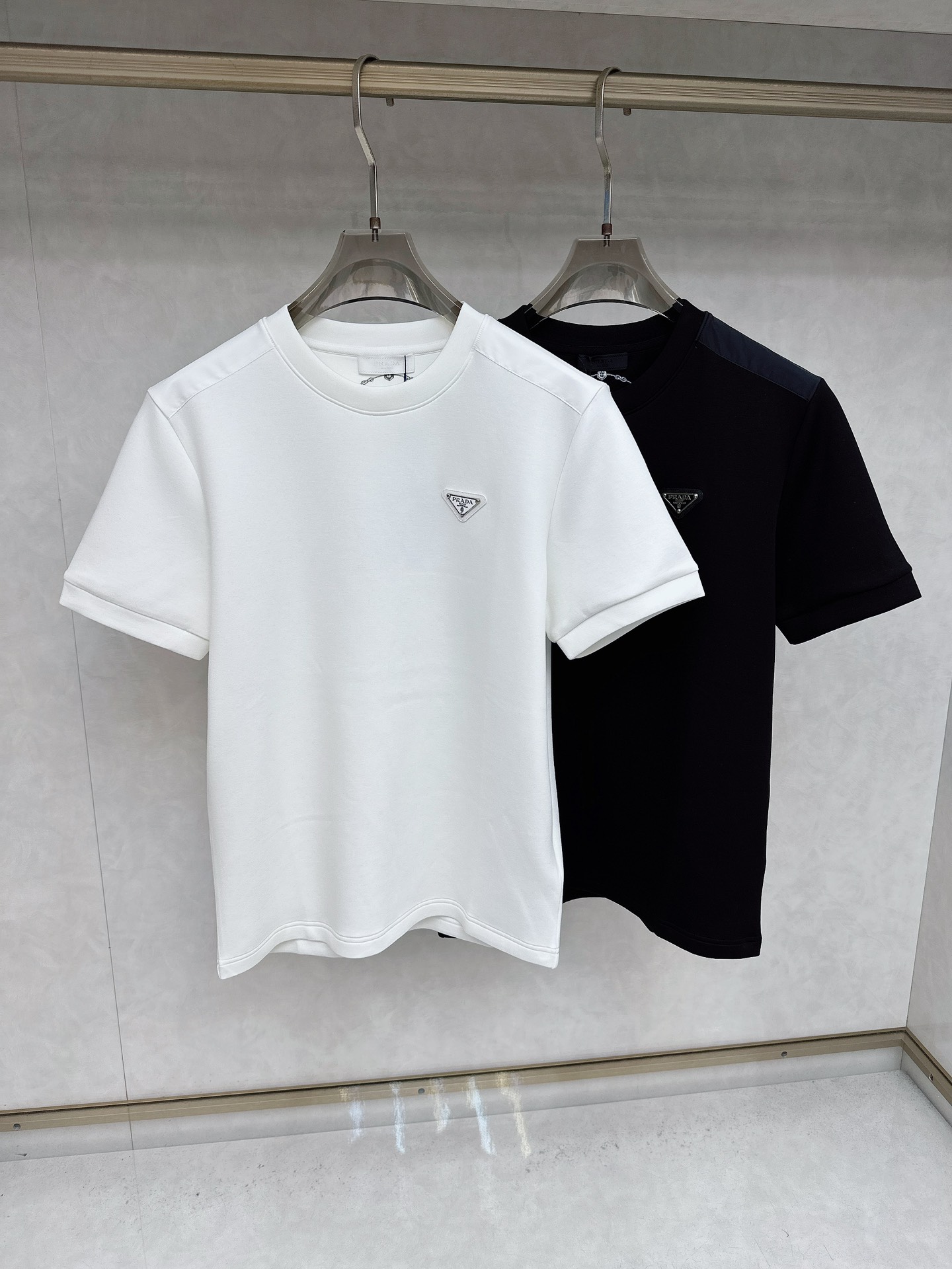 NO:548640,Prada 2025 Autumn and Winter Round neck short-sleeved T-shirt base shirt Elemental Logo badge highlights the casual and fashionable charm, and is still unique in style. It is well equipped with a companion... Customer-supplied high-strength elastic knitted liquid ammonia air-layer fabric, flat and symmetrical knitted light and refreshing, soft and comfortable, and excellent breathability. Simple and unique charm. The straight-cut style is more suitable for matching with various trendy and fashionable styles. It uses instrument embroidery, and the delicate and full texture highlights, bringing a new experience for fashion sports and leisure. Size M-3XL,,prada,T-shirt,tees,t-shirt,alexander wang19860909普拉达2025秋冬 圆领短袖T恤打底衫 元素性的Logo徽章凸显休闲时尚魅力,依然独领时尚风骚.内搭好伴侣… 客供高支弹力针织液氨空气层面料,平整匀称的针织轻薄清爽,柔软舒适,透气性极佳.简洁而富有独特魅力.直裁版型更为适合搭配各种潮流时尚造型. 采用器械刺绣,细腻饱满的质感突显,为时尚运动休闲带来全新体验. 尺码 M-3XL,,prada,T-shirt,tees，t-shirt,alexander wang,Men's clothing