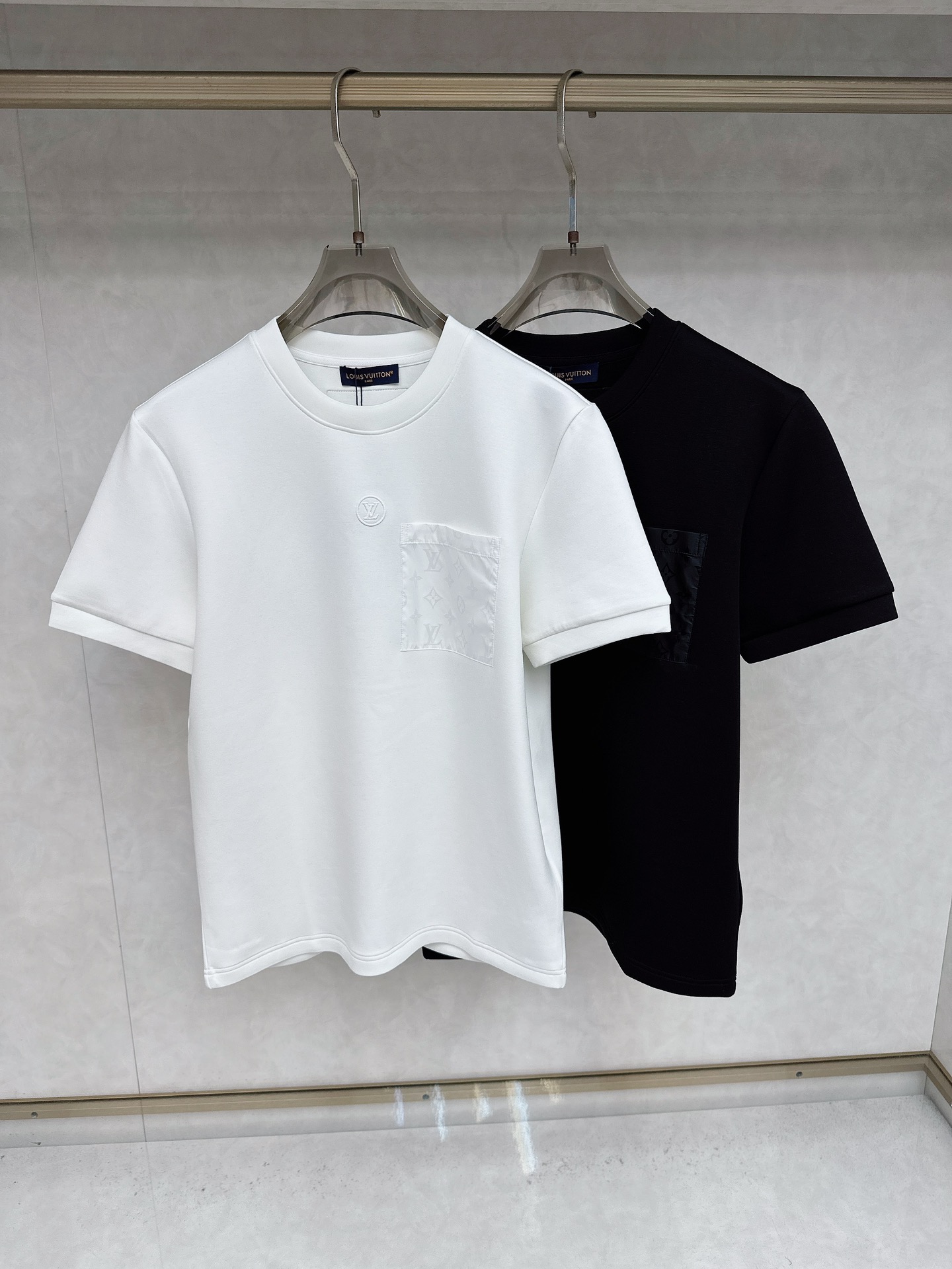 NO:548646,LV 2025 Autumn and Winter Round neck short-sleeved T-shirt base shirt Elemental Logo badge highlights the casual and fashionable charm, and is still unique in style. It is well equipped with a companion... Customer-supplied high-strength elastic knitted liquid ammonia air-layer fabric, flat and symmetrical knitted light and refreshing, soft and comfortable, and excellent breathability. Simple and unique charm. The straight-cut style is more suitable for matching with various trendy and fashionable styles. It uses instrument embroidery, and the delicate and full texture highlights, bringing a new experience for fashion sports and leisure. Size M-3XL,,louis vuitton,T-shirt,tees,t-shirt,alexander wang19860909LV 2025秋冬 圆领短袖T恤打底衫 元素性的Logo徽章凸显休闲时尚魅力,依然独领时尚风骚.内搭好伴侣… 客供高支弹力针织液氨空气层面料,平整匀称的针织轻薄清爽,柔软舒适,透气性极佳.简洁而富有独特魅力.直裁版型更为适合搭配各种潮流时尚造型. 采用器械刺绣,细腻饱满的质感突显,为时尚运动休闲带来全新体验. 尺码 M-3XL,,louis vuitton,T-shirt,tees，t-shirt,alexander wang,Men's clothing