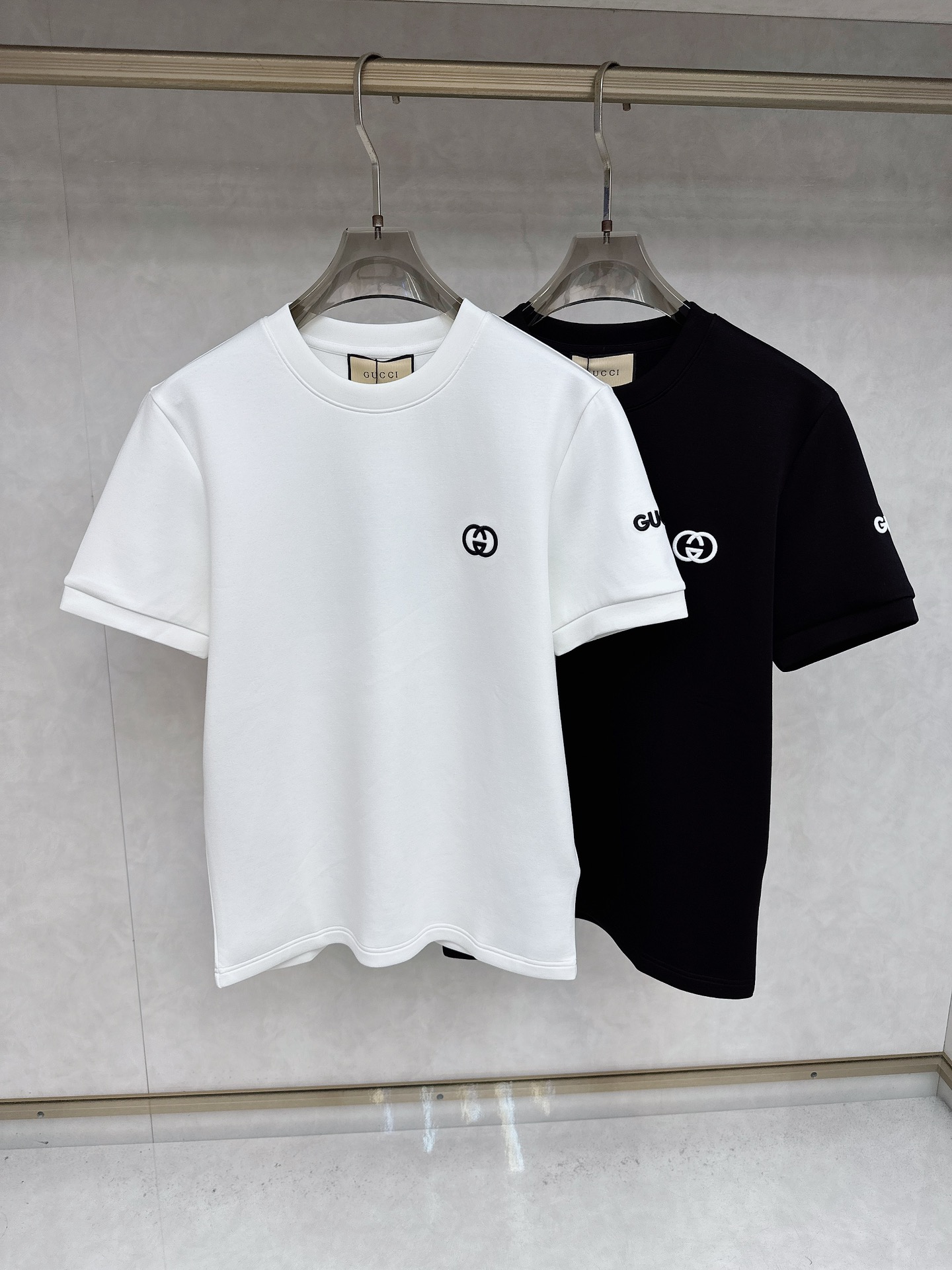 NO:548652,Guqi 2025 Autumn and Winter Round neck short-sleeved T-shirt base shirt Elemental Logo badge highlights the casual and fashionable charm, and is still unique in style. It is well equipped with a companion... Customer-supplied high-strength elastic knitted liquid ammonia air-layer fabric, flat and symmetrical knitted light and refreshing, soft and comfortable, and excellent breathability. Simple and unique charm. The straight-tailed version is more suitable for matching with various trendy and fashionable styles. It uses instrument embroidery, and the delicate and full texture highlights, bringing a new experience for fashion sports and leisure. Size M-3XL,,T-shirt,tees,t-shirt,alexander wang19860909古奇 2025秋冬 圆领短袖T恤打底衫 元素性的Logo徽章凸显休闲时尚魅力,依然独领时尚风骚.内搭好伴侣… 客供高支弹力针织液氨空气层面料,平整匀称的针织轻薄清爽,柔软舒适,透气性极佳.简洁而富有独特魅力.直裁版型更为适合搭配各种潮流时尚造型. 采用器械刺绣,细腻饱满的质感突显,为时尚运动休闲带来全新体验. 尺码 M-3XL,,T-shirt,tees，t-shirt,alexander wang,Men's clothing