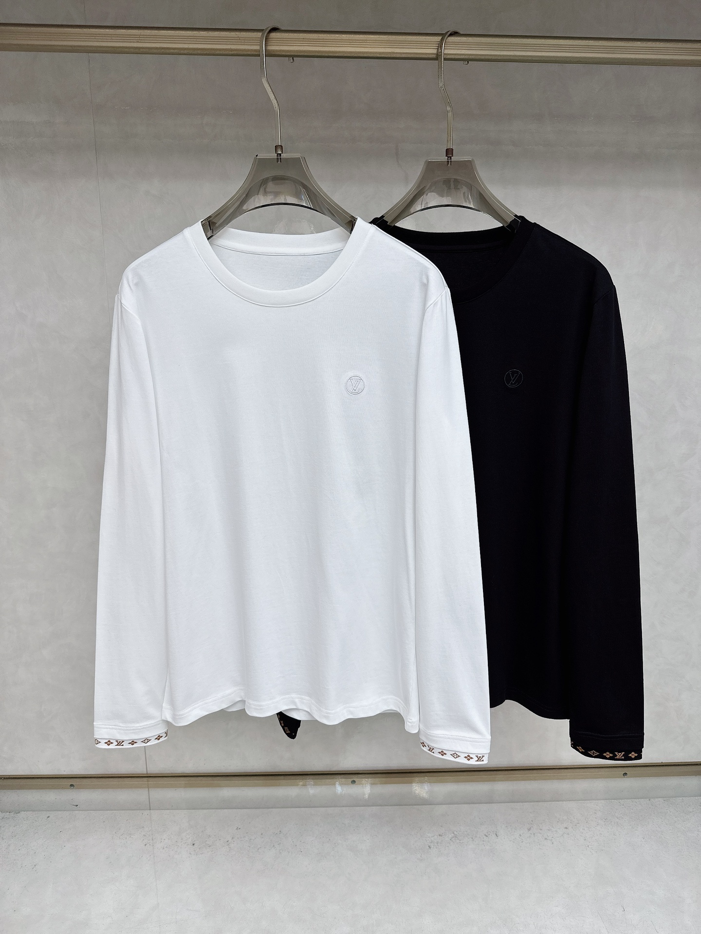 NO:523730,LV 2025 autumn and winter exclusively offers new original single men's Polo long-sleeved high-end customization high-version fashionable and versatile original imported cotton fabric chest logo design super soft and delicate touch, skin-friendly and comfortable to wear high-end boutique OEM factory fine-made top body very good Men's essential items, complete three standards, code M-3XL,,louis vuitton,alexander wang19860909LV 2025秋冬独家专供新款原单男士Polo长袖高端定制 高版本 时尚百搭爆款原版进口纯棉面料 胸前logo图案设计 手感超柔软细腻 穿着亲肤舒适 高端精品 代工厂精细做上身非常赞 男士必备单品 三标齐全 码数M-3XL,,louis vuitton,alexander wang,Men's clothing