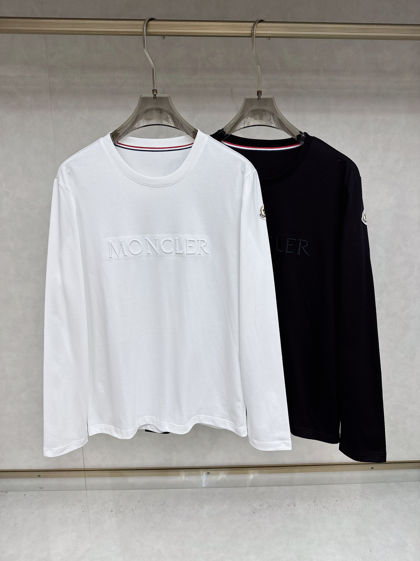 NO:523731,The 2025 autumn and winter exclusively offers the new original single men's Polo long-sleeved high-end customization high-version fashionable and versatile original imported cotton fabric chest logo design super soft and delicate touch, skin-friendly and comfortable to wear high-end boutique OEM factory fine-made top body very good Men's essential items, complete three standards, M-3XL, Moncler, alexander wang19860909蒙口 2025秋冬独家专供新款原单男士Polo长袖高端定制 高版本 时尚百搭爆款原版进口纯棉面料 胸前logo图案设计 手感超柔软细腻 穿着亲肤舒适 高端精品 代工厂精细做上身非常赞 男士必备单品 三标齐全 码数M-3XL,,Moncler,alexander wang,Men's clothing