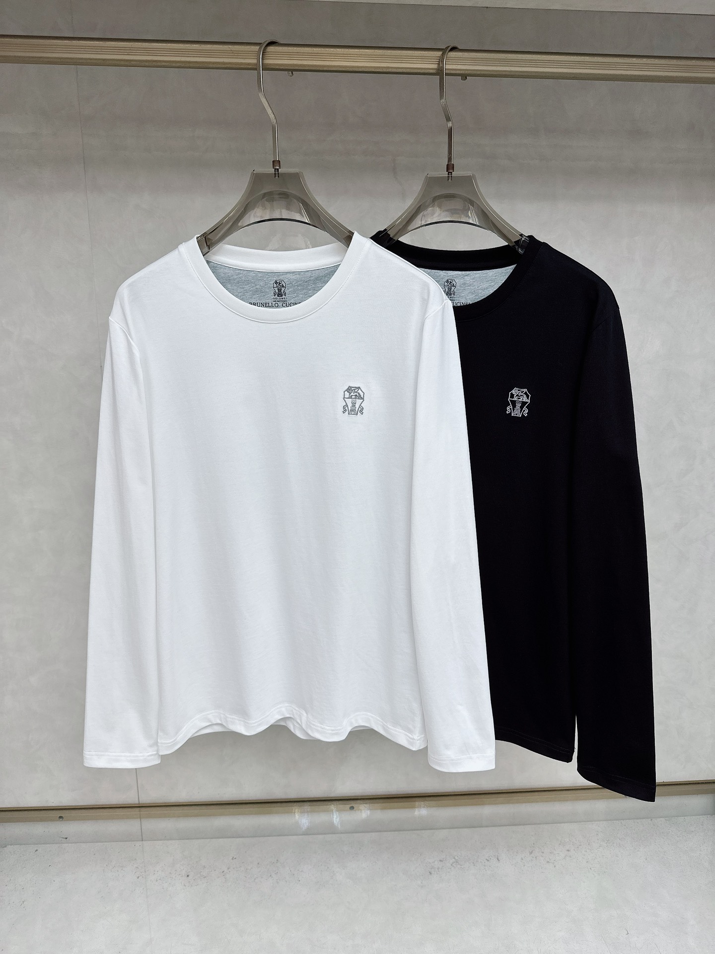 NO:523734,BC 2025 autumn and winter exclusively offers new original single men's Polo long-sleeved high-end customization high-version fashionable and versatile original imported cotton fabric chest logo design super soft and delicate touch, skin-friendly and comfortable to wear high-end boutique OEM factory fine-made top body very good Men's essential items, complete three standards, M-3XL, alexander wang19860909BC 2025秋冬独家专供新款原单男士Polo长袖高端定制 高版本 时尚百搭爆款原版进口纯棉面料 胸前logo图案设计 手感超柔软细腻 穿着亲肤舒适 高端精品 代工厂精细做上身非常赞 男士必备单品 三标齐全 码数M-3XL,,alexander wang,Men's clothing