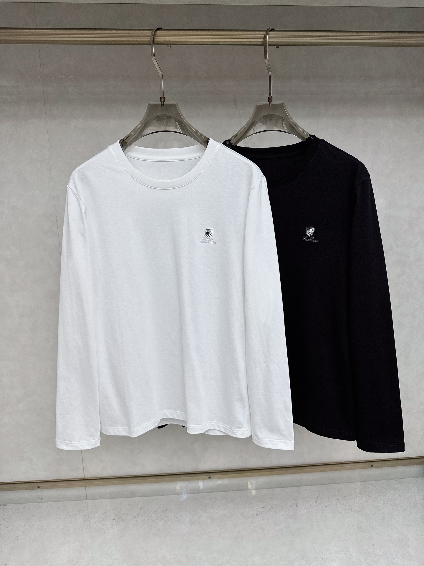 NO:523740,LP exclusively available for the new original single men's Polo long-sleeved high-end customization, high-version, fashionable and versatile, original imported cotton fabric, chest logo pattern design, super soft and delicate, skin-friendly and comfortable to wear, high-end boutique, OEM factory fine-made top body, very good, men's essential items, three standards, code M-3XL,,loro piano,alexander wang19860909LP 秋冬独家专供新款原单男士Polo长袖高端定制 高版本 时尚百搭爆款原版进口纯棉面料 胸前logo图案设计 手感超柔软细腻 穿着亲肤舒适 高端精品 代工厂精细做上身非常赞 男士必备单品 三标齐全 码数M-3XL,,loro piana,alexander wang,Men's clothing