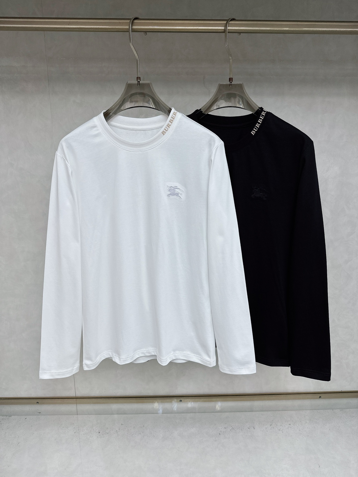 NO:523743,Burberry 2025 autumn and winter exclusively offers new original single men's Polo long-sleeved high-end customization High-version Fashion versatile and hot original imported cotton fabric Chest logo pattern design Super soft and delicate touch, skin-friendly and comfortable to wear High-end boutique OEM factory fine-made top body very good Men's essential items Complete three standards Number M-3XL, burberry, alexander wang19860909巴宝莉 2025秋冬独家专供新款原单男士Polo长袖高端定制 高版本 时尚百搭爆款原版进口纯棉面料 胸前logo图案设计 手感超柔软细腻 穿着亲肤舒适 高端精品 代工厂精细做上身非常赞 男士必备单品 三标齐全 码数M-3XL,,burberry,alexander wang,Men's clothing