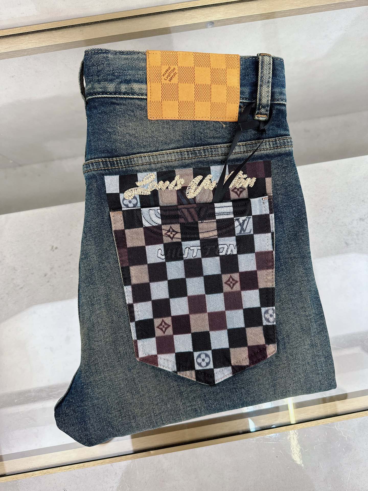 NO:523976,LV 2025 autumn and winter new models are available in stock, original single hot jeans are super customized, original hardware, super heavy industry technology, excellent version, impeccable details!  The style is not picky, it is very high-end, and the good products are not waiting for everyone. Take a look at it and start quickly. Size 28-38, louis vuitton, jeans, alexander wang19860909LV 2025秋冬新款现货上市,原单爆款牛仔裤超级定制款,原版五金,超级重工工艺,版型超赞细节做工无可挑剔！款式不挑人,特别高档,好货不等人,看中赶紧下手,尺码28-38,,louis vuitton,jeans,alexander wang,Men's clothing