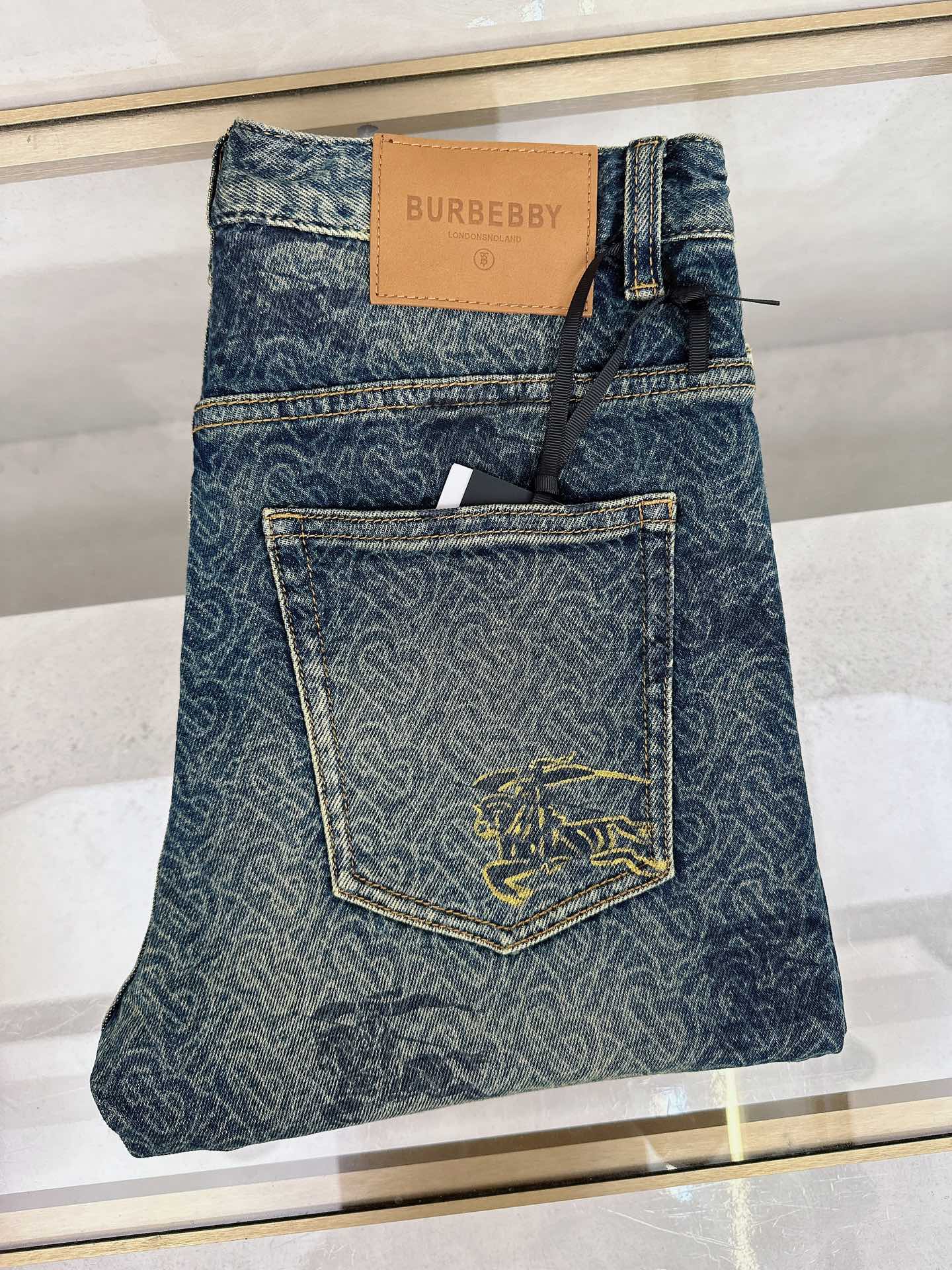 NO:523979,Burberry's new autumn and winter 2025 is available in stock, with original single hot jeans super customized style, original hardware, super heavy industry technology, excellent style, impeccable details!  The style is not picky, it is very high-end, and the good products are not waiting for everyone. Take a look at it and start quickly. Size 28-38, burberry, jeans, alexander wang19860909巴宝莉 2025秋冬新款现货上市,原单爆款牛仔裤超级定制款,原版五金,超级重工工艺,版型超赞细节做工无可挑剔！款式不挑人,特别高档,好货不等人,看中赶紧下手,尺码28-38,,burberry,jeans,alexander wang,Men's clothing