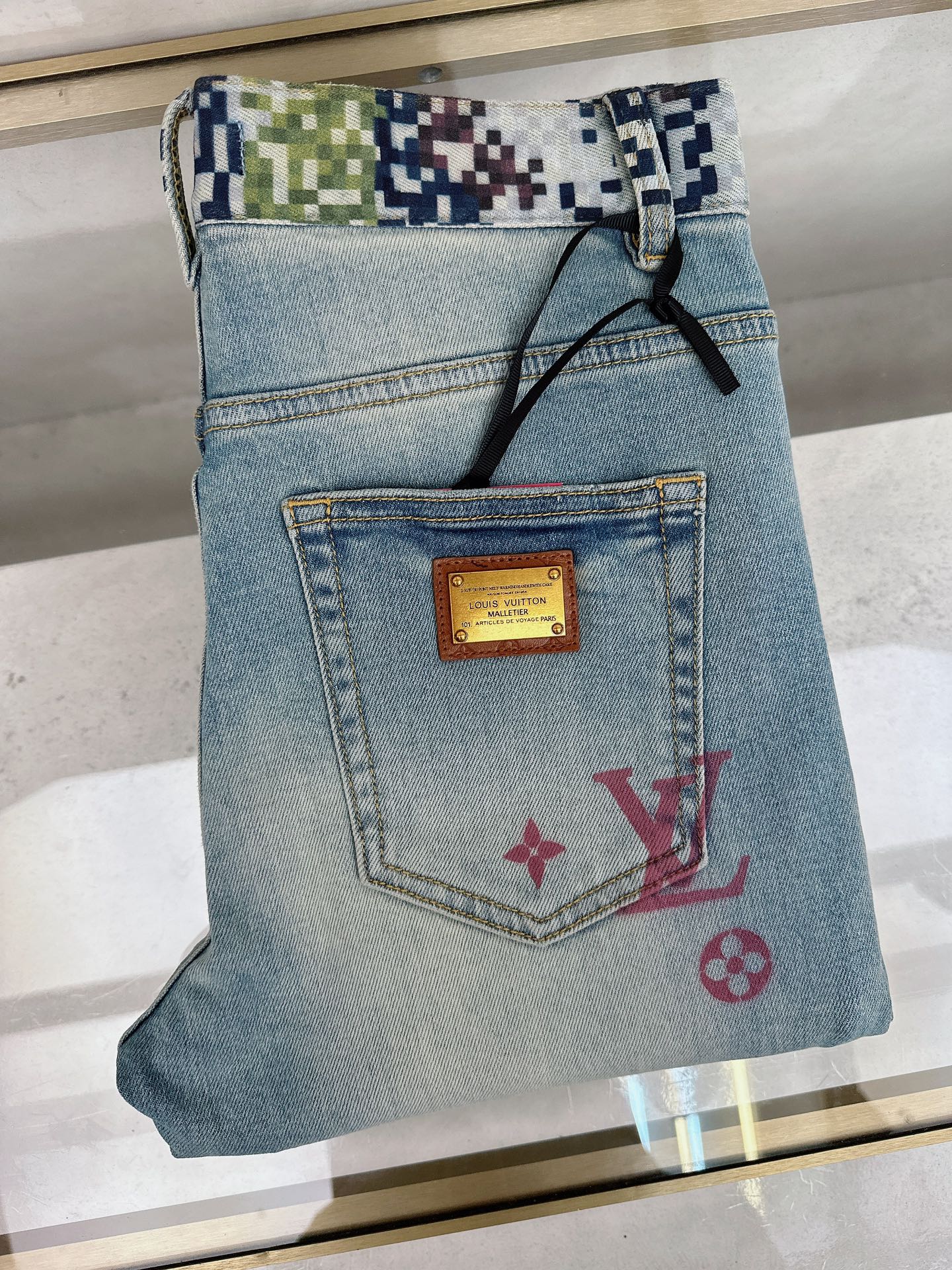 NO:523982,LV 2025 autumn and winter new models are available in stock, original single hot jeans are super customized, original hardware, super heavy industry technology, excellent version, impeccable details!  The style is not picky, it is very high-end, and the good products are not waiting for everyone. Take a look at it and start quickly. Size 28-38, louis vuitton, jeans, alexander wang19860909LV 2025秋冬新款现货上市,原单爆款牛仔裤超级定制款,原版五金,超级重工工艺,版型超赞细节做工无可挑剔！款式不挑人,特别高档,好货不等人,看中赶紧下手,尺码28-38,,louis vuitton,jeans,alexander wang,Men's clothing