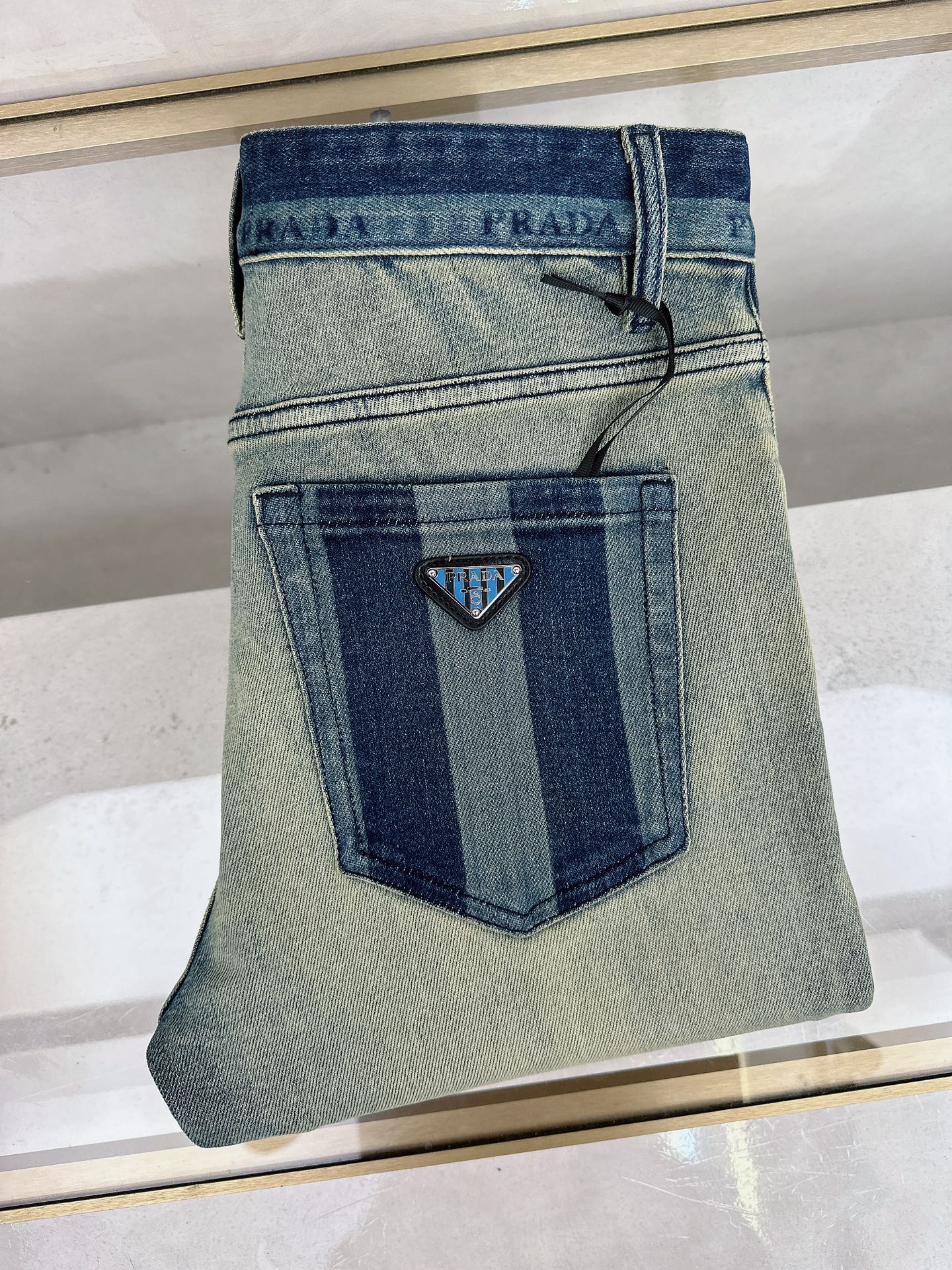 NO:523985,Prada 2025 autumn and winter new models are available in stock, original single hot jeans are super customized, original hardware, super heavy industry technology, excellent version, impeccable details!  The style is not picky, it is very high-end, and the good products are not waiting for everyone. Take a look at it and start quickly. Size 28-38, prada, jeans, alexander wang19860909普拉达 2025秋冬新款现货上市,原单爆款牛仔裤超级定制款,原版五金,超级重工工艺,版型超赞细节做工无可挑剔！款式不挑人,特别高档,好货不等人,看中赶紧下手,尺码28-38,,prada,jeans,alexander wang,Men's clothing