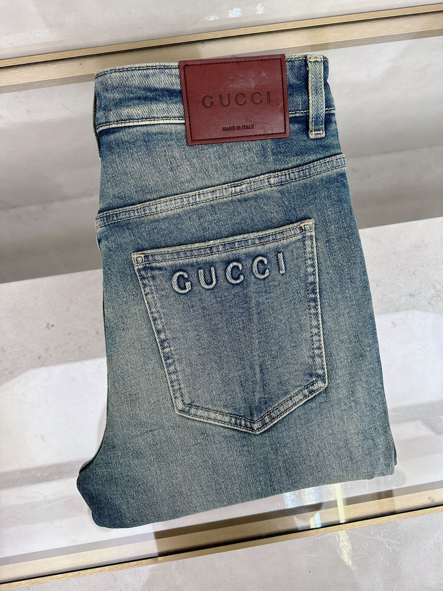 NO:523959,Guqi 2025 autumn and winter new models are available in stock, original single hot jeans are super customized, original hardware, super heavy industry technology, excellent version, impeccable details!  The style is not picky, it is very high-end, and the good products are not waiting for everyone. If you like it, hurry up and start, size 28-38, jeans, alexander wang19860909古奇 2025秋冬新款现货上市,原单爆款牛仔裤超级定制款,原版五金,超级重工工艺,版型超赞细节做工无可挑剔！款式不挑人,特别高档,好货不等人,看中赶紧下手,尺码28-38,,jeans,alexander wang,Men's clothing