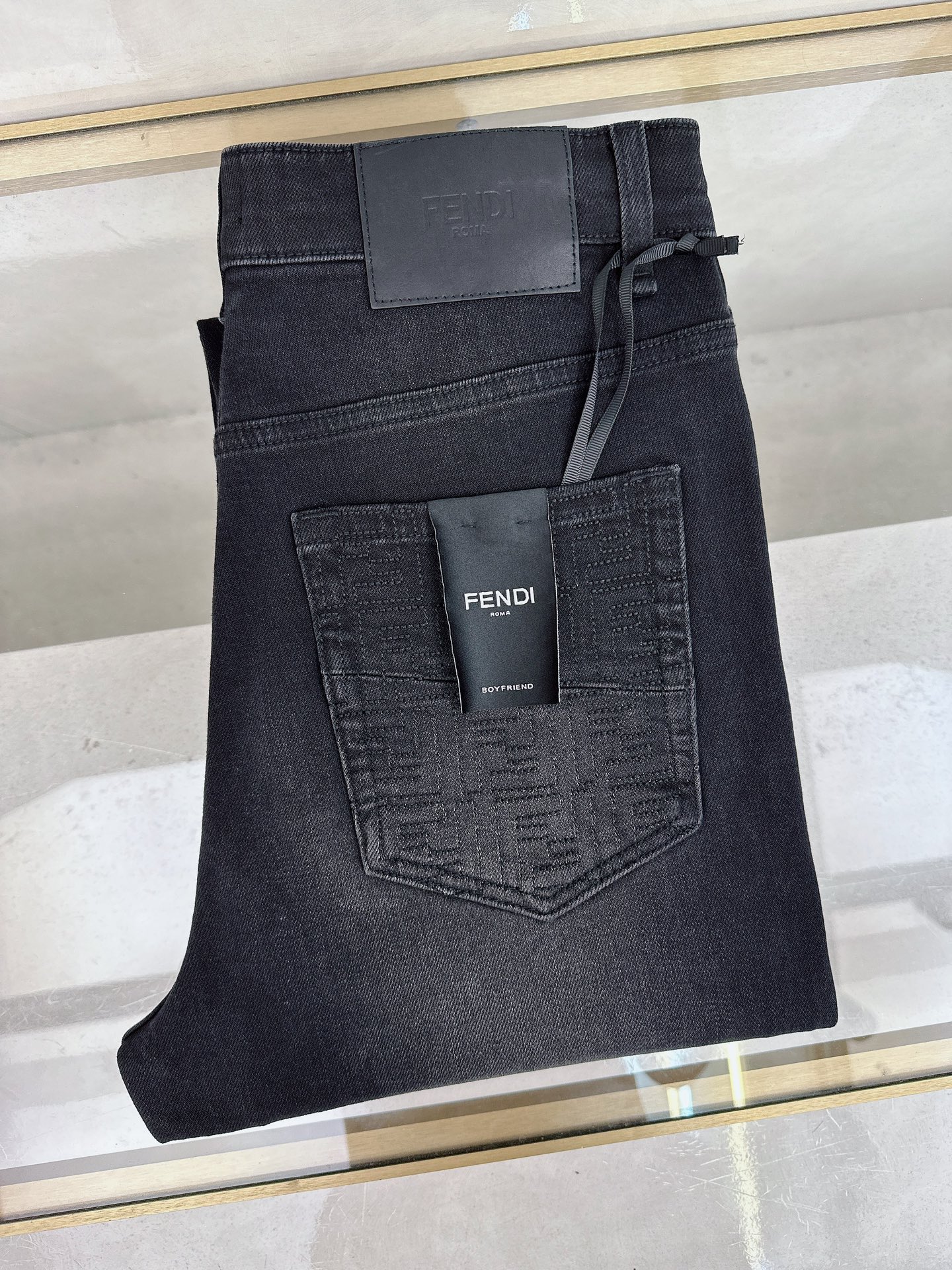 NO:523968,Fendi 2025 autumn and winter new models are available in stock, original single hot jeans are super customized, original hardware, super heavy industry technology, excellent version, impeccable details!  The style is not picky, it is very high-end, and the good products are not waiting for everyone. If you like it, hurry up and start, size 28-38, fendi, jeans, alexander wang19860909芬迪 2025秋冬新款现货上市,原单爆款牛仔裤超级定制款,原版五金,超级重工工艺,版型超赞细节做工无可挑剔！款式不挑人,特别高档,好货不等人,看中赶紧下手,尺码28-38,,fendi,jeans,alexander wang,Men's clothing