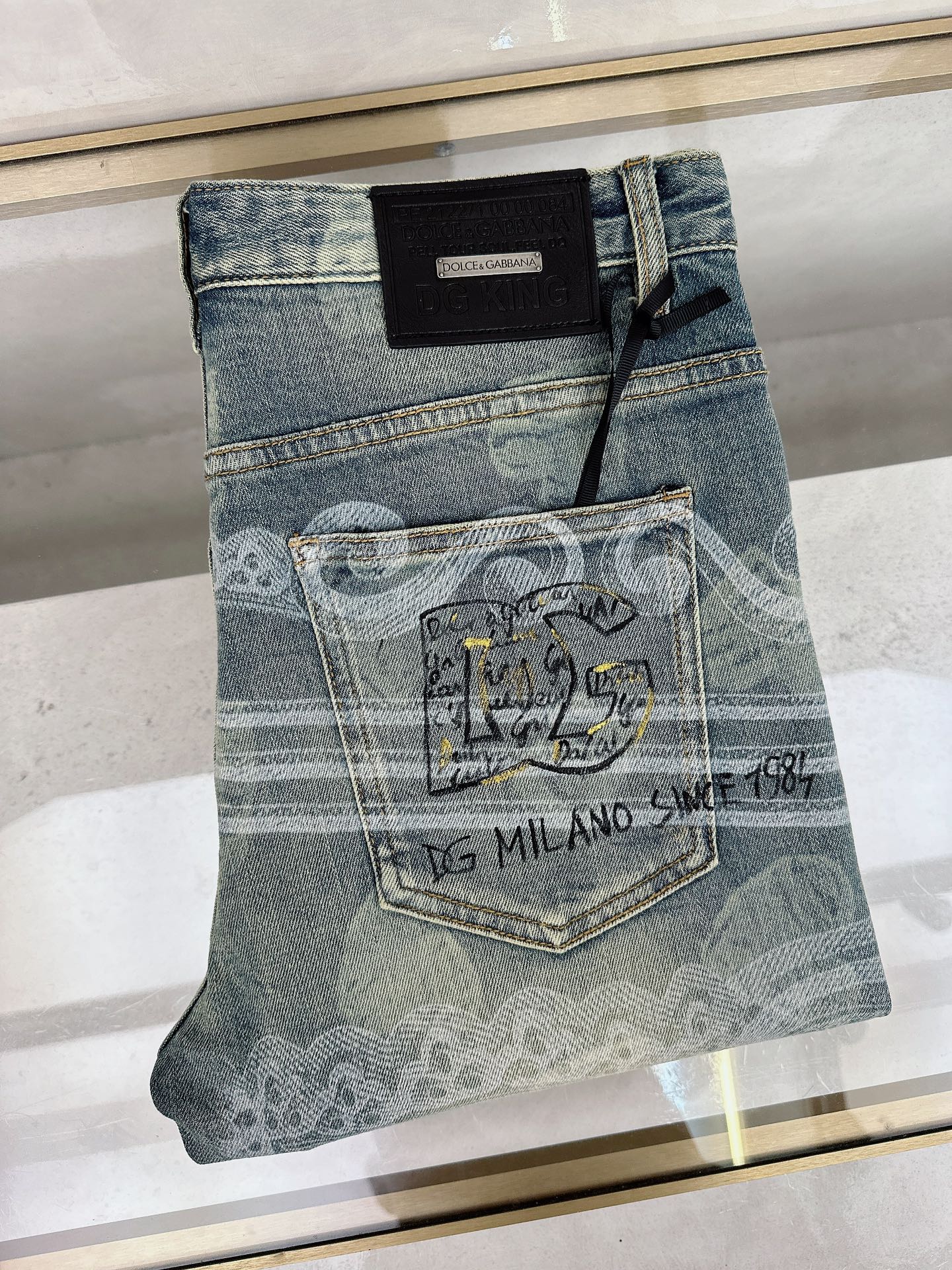 NO:523974,DG 2025 autumn and winter new models are available in stock, original single hot jeans are super customized, original hardware, super heavy industry technology, excellent version, impeccable details!  The style is not picky, it is very high-end, and the good products are not waiting for everyone. If you like it, hurry up and start, size 28-38, jeans, alexander wang19860909DG 2025秋冬新款现货上市,原单爆款牛仔裤超级定制款,原版五金,超级重工工艺,版型超赞细节做工无可挑剔！款式不挑人,特别高档,好货不等人,看中赶紧下手,尺码28-38,,jeans,alexander wang,Men's clothing