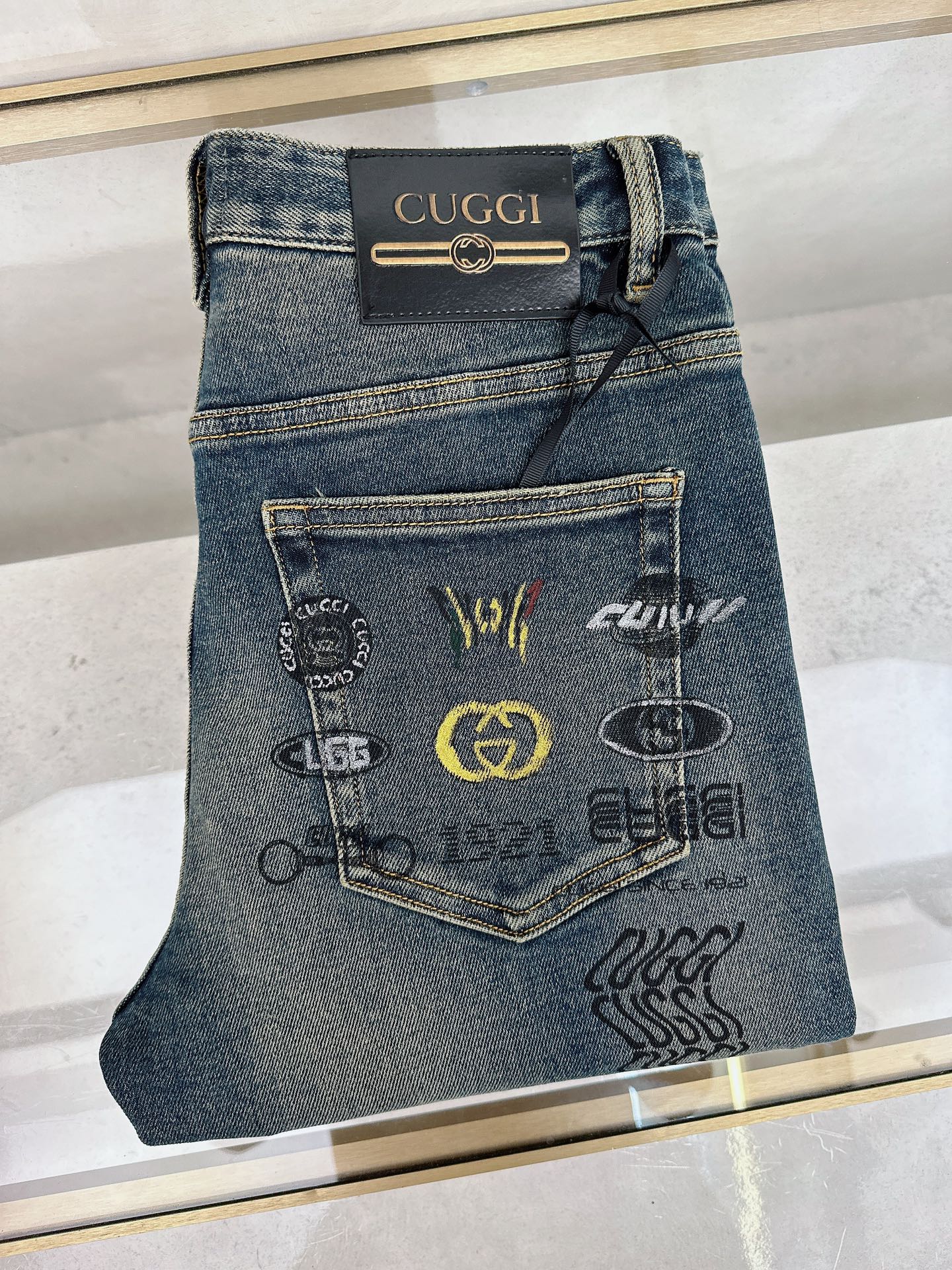 NO:523977,Guqi 2025 autumn and winter new models are available in stock, original single hot jeans are super customized, original hardware, super heavy industry technology, excellent version, impeccable details!  The style is not picky, it is very high-end, and the good products are not waiting for everyone. If you like it, hurry up and start, size 28-38, jeans, alexander wang19860909古奇 2025秋冬新款现货上市,原单爆款牛仔裤超级定制款,原版五金,超级重工工艺,版型超赞细节做工无可挑剔！款式不挑人,特别高档,好货不等人,看中赶紧下手,尺码28-38,,jeans,alexander wang,Men's clothing