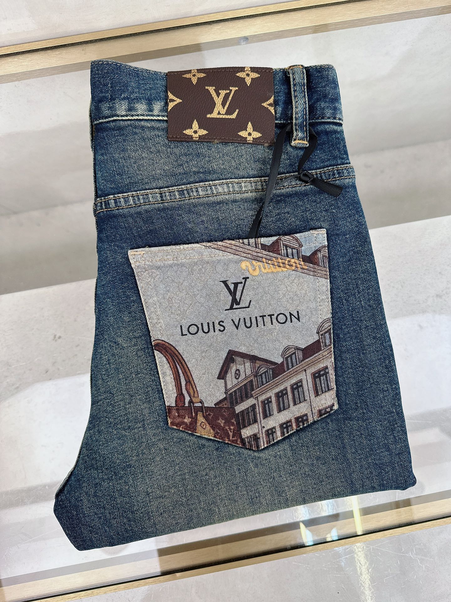 NO:523980,LV 2025 autumn and winter new models are available in stock, original single hot jeans are super customized, original hardware, super heavy industry technology, excellent version, impeccable details!  The style is not picky, it is very high-end, and the good products are not waiting for everyone. Take a look at it and start quickly. Size 28-38, louis vuitton, jeans, alexander wang19860909LV 2025秋冬新款现货上市,原单爆款牛仔裤超级定制款,原版五金,超级重工工艺,版型超赞细节做工无可挑剔！款式不挑人,特别高档,好货不等人,看中赶紧下手,尺码28-38,,louis vuitton,jeans,alexander wang,Men's clothing