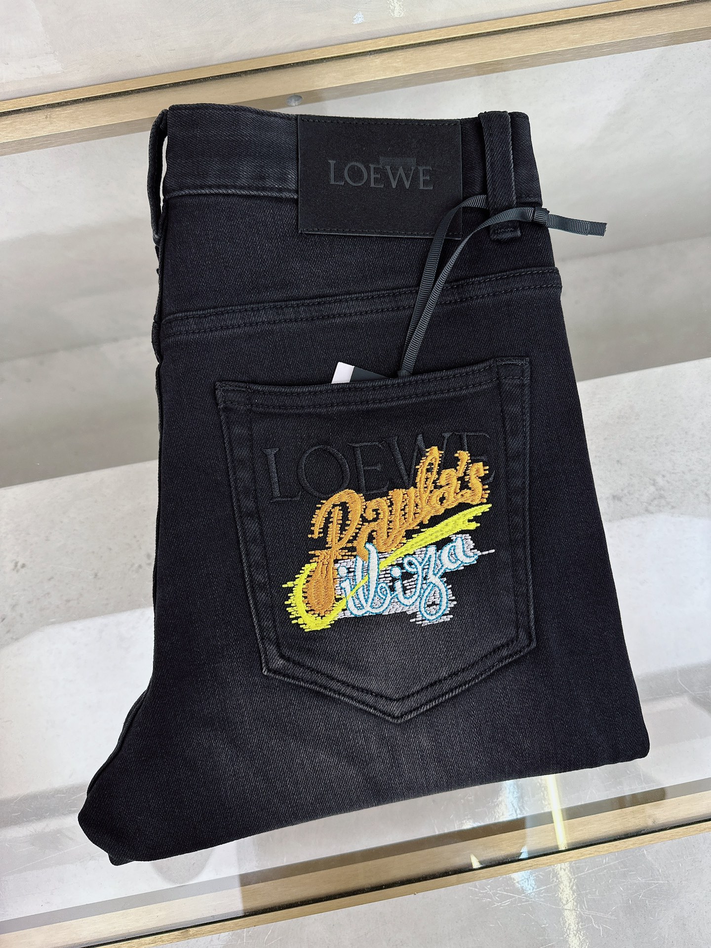 NO:523983,Luo Yiwei's new autumn and winter 2025 is available in stock, with original single hot jeans super customized style, original hardware, super heavy industry technology, excellent version, impeccable details!  The style is not picky, it is very high-end, and the good products are not waiting for everyone. If you like it, hurry up and start, size 28-38, loewe, jeans, alexander wang19860909罗意威 2025秋冬新款现货上市,原单爆款牛仔裤超级定制款,原版五金,超级重工工艺,版型超赞细节做工无可挑剔！款式不挑人,特别高档,好货不等人,看中赶紧下手,尺码28-38,,loewe,jeans,alexander wang,Men's clothing