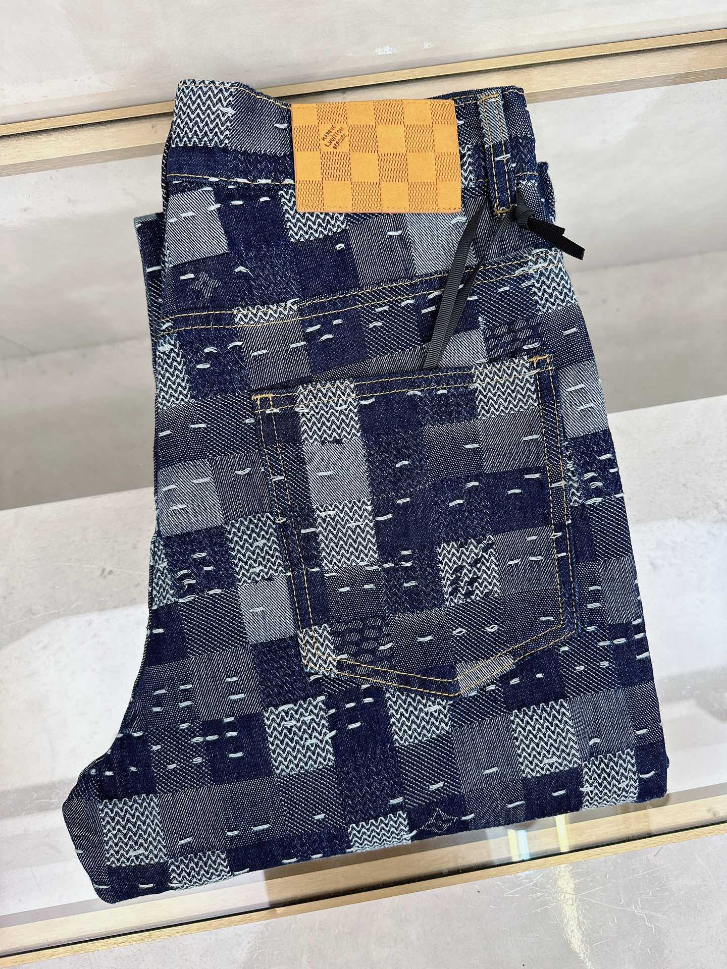 NO:523987,LV 2025 autumn and winter new models are available in stock, original single hot jeans are super customized, original hardware, super heavy industry technology, excellent version, impeccable details!  The style is not picky, it is very high-end, and the good products are not waiting for everyone. Take a look at it and start quickly. Size 28-38, louis vuitton, jeans, alexander wang19860909LV 2025秋冬新款现货上市,原单爆款牛仔裤超级定制款,原版五金,超级重工工艺,版型超赞细节做工无可挑剔！款式不挑人,特别高档,好货不等人,看中赶紧下手,尺码28-38,,louis vuitton,jeans,alexander wang,Men's clothing