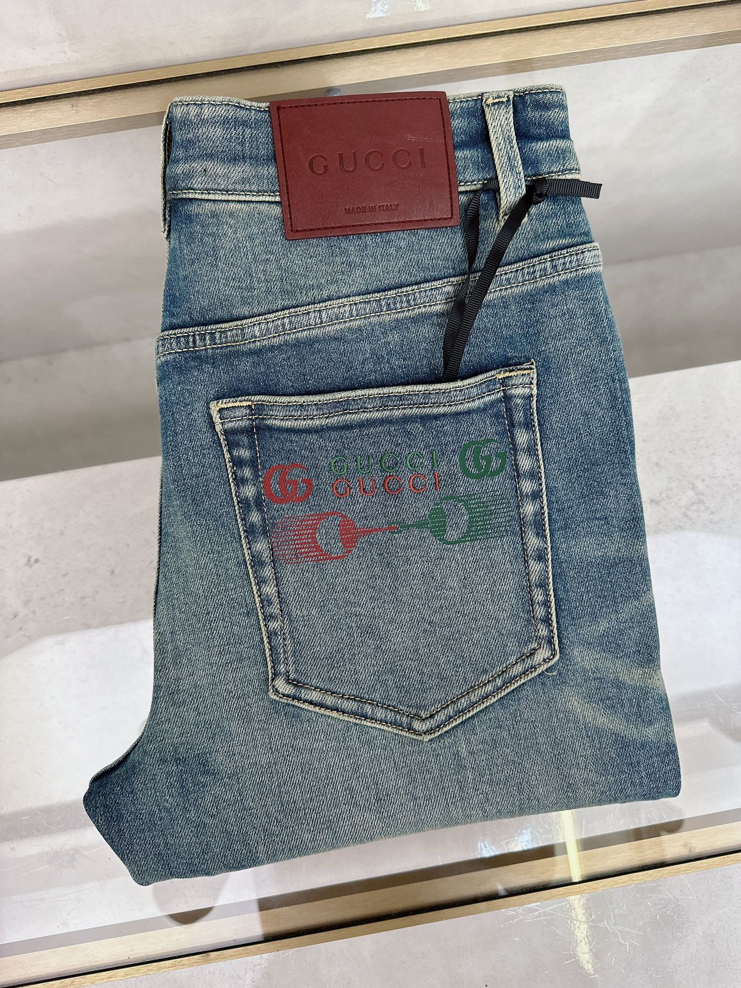 NO:523989,Guqi 2025 autumn and winter new models are available in stock, original single hot jeans are super customized, original hardware, super heavy industry technology, excellent version, impeccable details!  The style is not picky, it is very high-end, and the good products are not waiting for everyone. If you like it, hurry up and start, size 28-38, jeans, alexander wang19860909古奇 2025秋冬新款现货上市,原单爆款牛仔裤超级定制款,原版五金,超级重工工艺,版型超赞细节做工无可挑剔！款式不挑人,特别高档,好货不等人,看中赶紧下手,尺码28-38,,jeans,alexander wang,Men's clothing