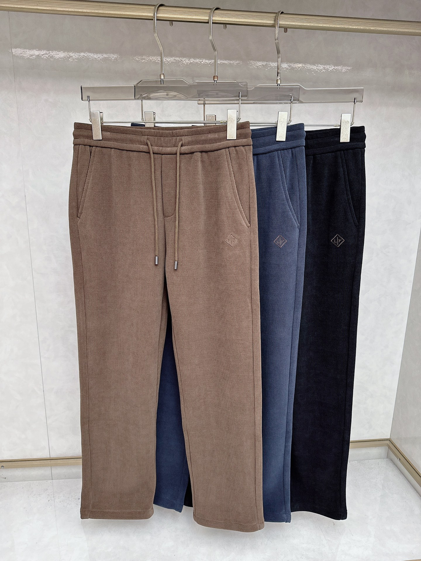 NO:524836,LP Autumn and Winter Subverts the traditional classic corduroy elastic waist casual pants!  Classic casual straight-tube style, integrated tailoring, pocket logo embellishment, retro trend of the upper body, subverting traditional old-fashioned design, and feng shui turns. The corduroy that was popular in the 1970s is now becoming a fashion element for designers this year. This fabric uses imported high-end corduroy, which is soft and soft, dense, unlike ordinary corduroy, which has a rough feel. The upper body is warm, stylish and retro and fashionable. It is highly recommended in autumn and winter!  Code number M-4XL, loro piana, alexander wang19860909LP 秋冬 颠覆传统经典灯芯绒松紧腰休闲裤！经典休闲直筒款式 合体的剪裁 口袋标志点缀 上身复古潮流, 颠覆传统老气设计,风水轮流转,70年代盛行的灯芯绒盛行, 如今又成为今年设计师手上的时尚元素, 这款面料采用客供进口高级灯芯绒, 触感柔厚软糯,绵密,不像一般灯芯绒有粗粝感.上身保 暖有型很有复古时髦感 秋冬强烈推荐！码数 M-4XL,,loro piana,alexander wang,Men's clothing